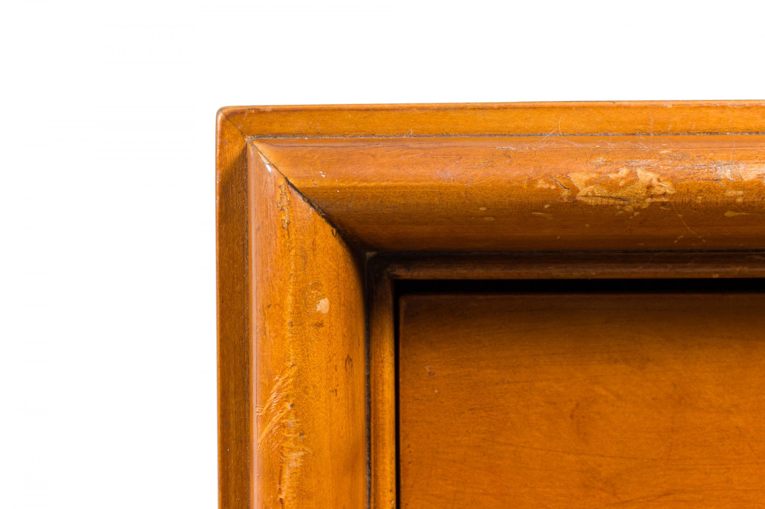 Ein Paar Paul Frankl für Johnson Furniture Co. Nussbaum Sechs Schubladen hohe Kommoden im Angebot 4