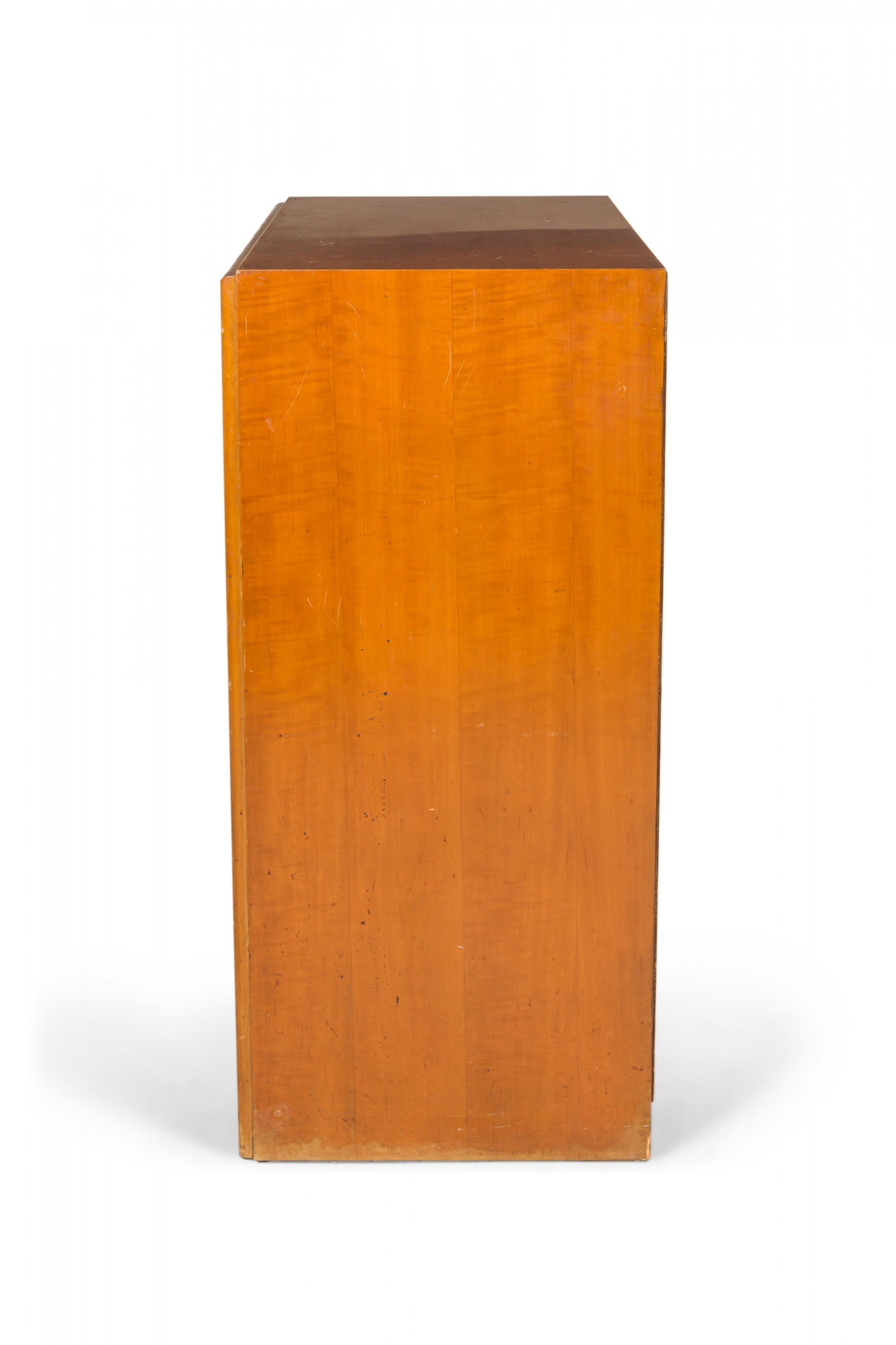 Ein Paar Paul Frankl für Johnson Furniture Co. Nussbaum Sechs Schubladen hohe Kommoden im Zustand „Gut“ im Angebot in New York, NY