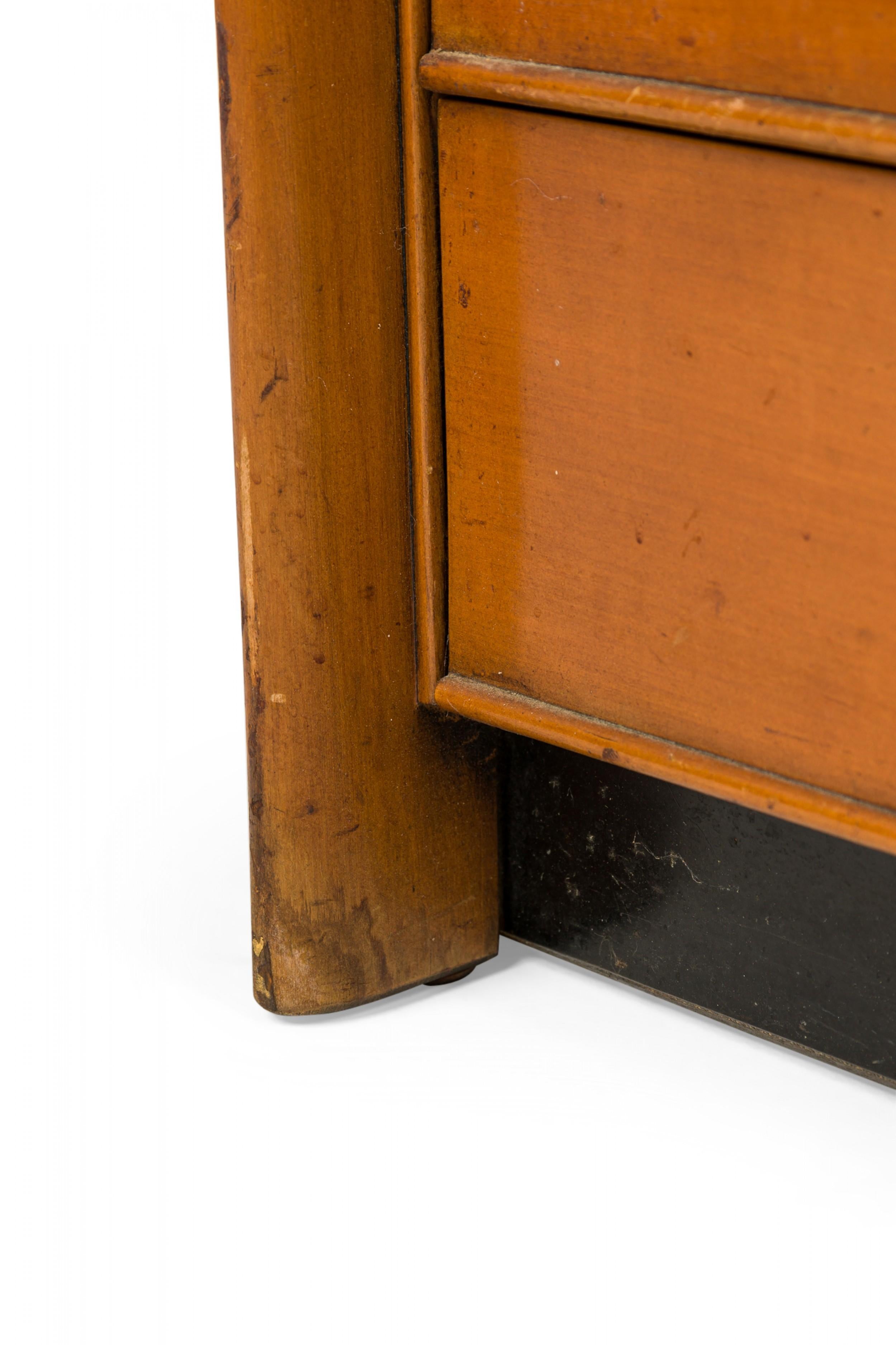 Ein Paar Paul Frankl für Johnson Furniture Nachttische aus Holz mit X-Griff aus Messing im Angebot 5