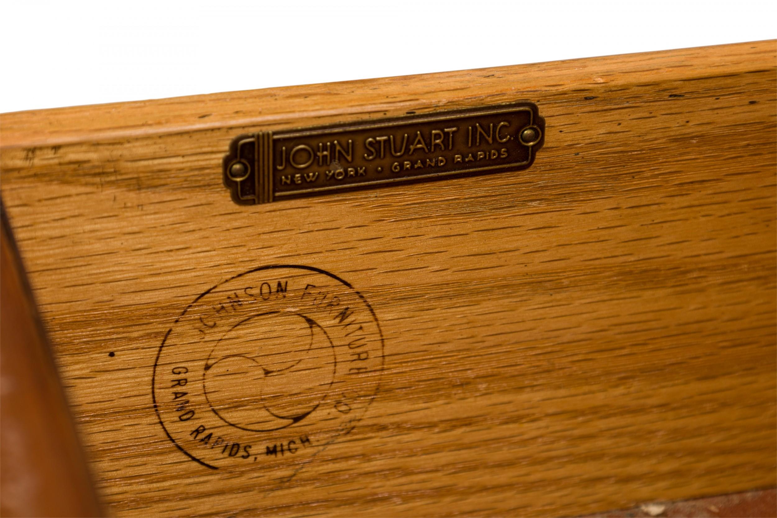 Ein Paar Paul Frankl für Johnson Furniture Nachttische aus Holz mit X-Griff aus Messing im Angebot 7