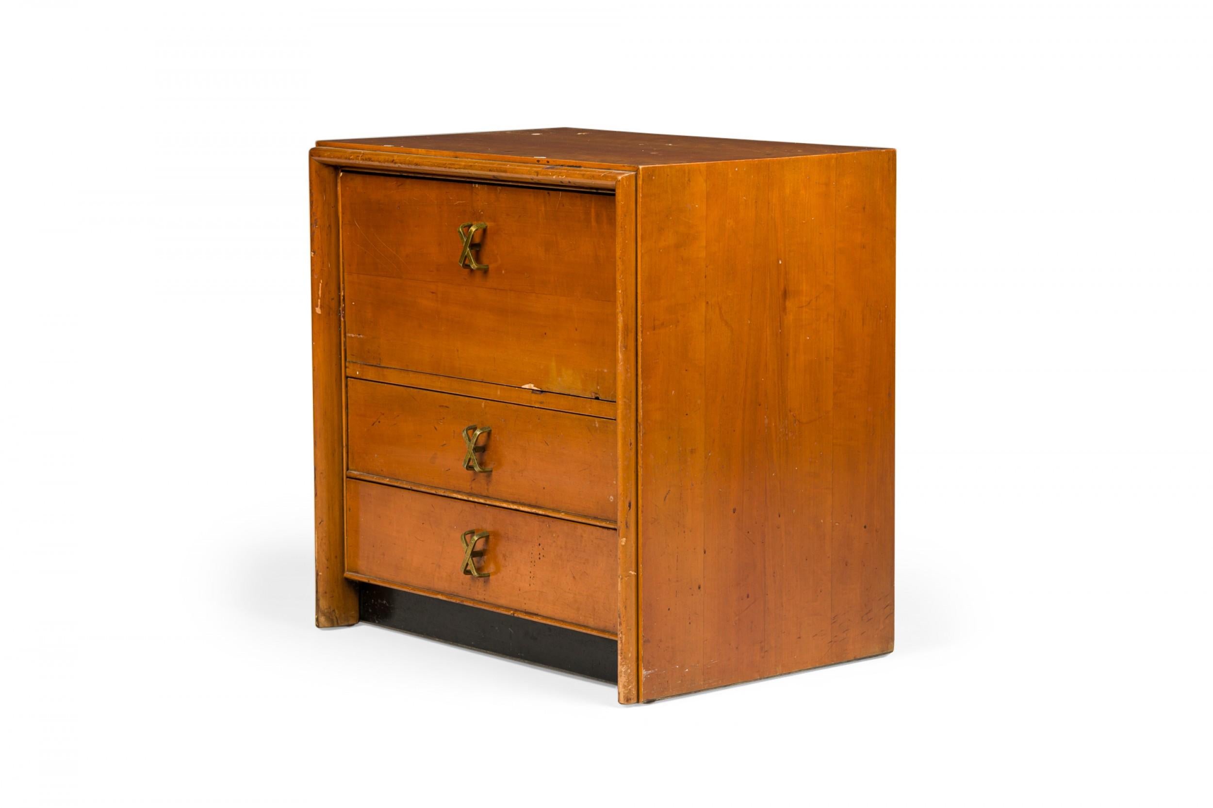 Ein Paar Paul Frankl für Johnson Furniture Nachttische aus Holz mit X-Griff aus Messing (Moderne der Mitte des Jahrhunderts) im Angebot