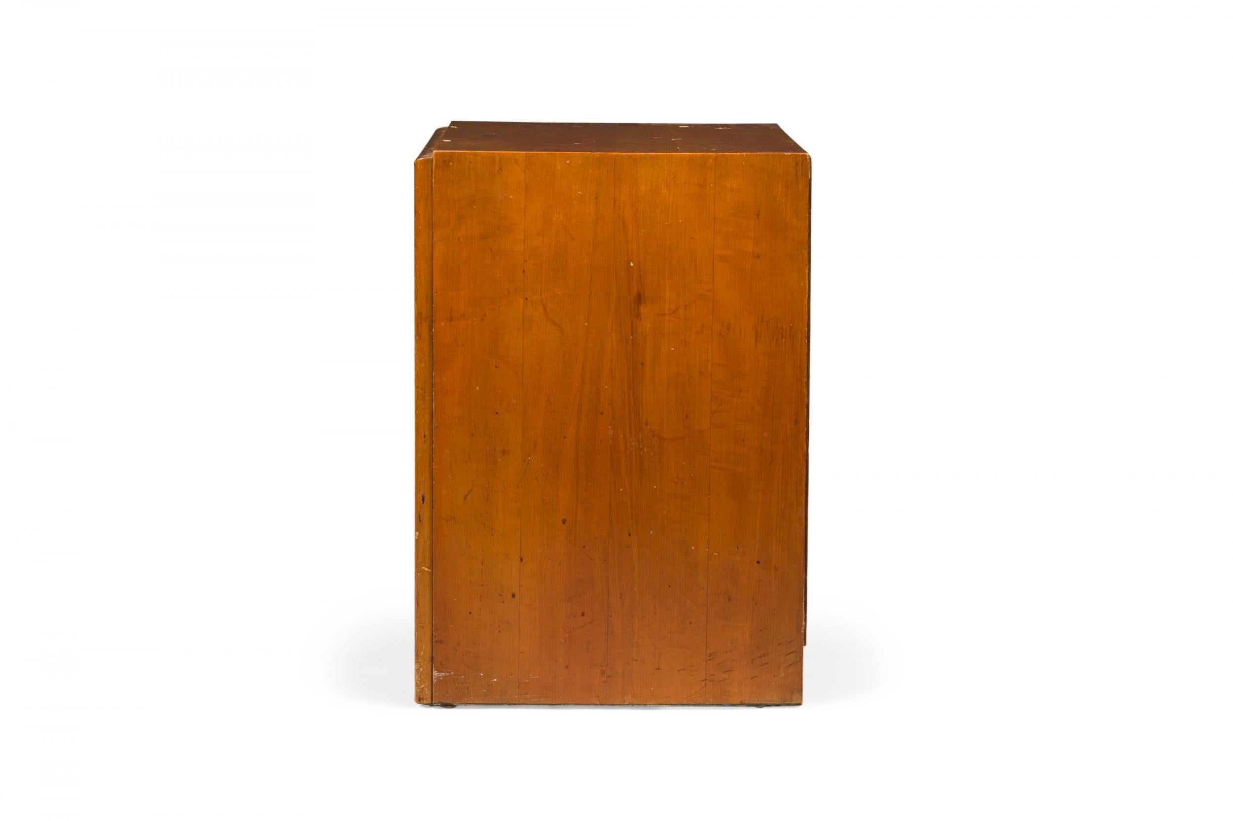 Ein Paar Paul Frankl für Johnson Furniture Nachttische aus Holz mit X-Griff aus Messing (amerikanisch) im Angebot