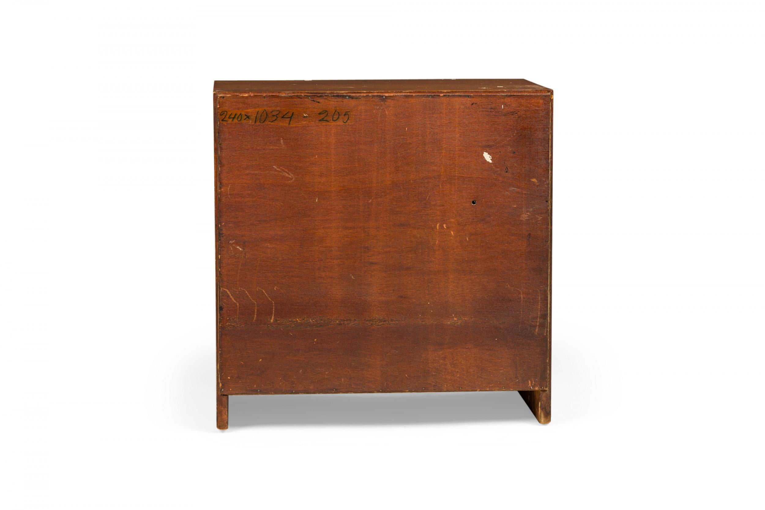 Ein Paar Paul Frankl für Johnson Furniture Nachttische aus Holz mit X-Griff aus Messing (20. Jahrhundert) im Angebot