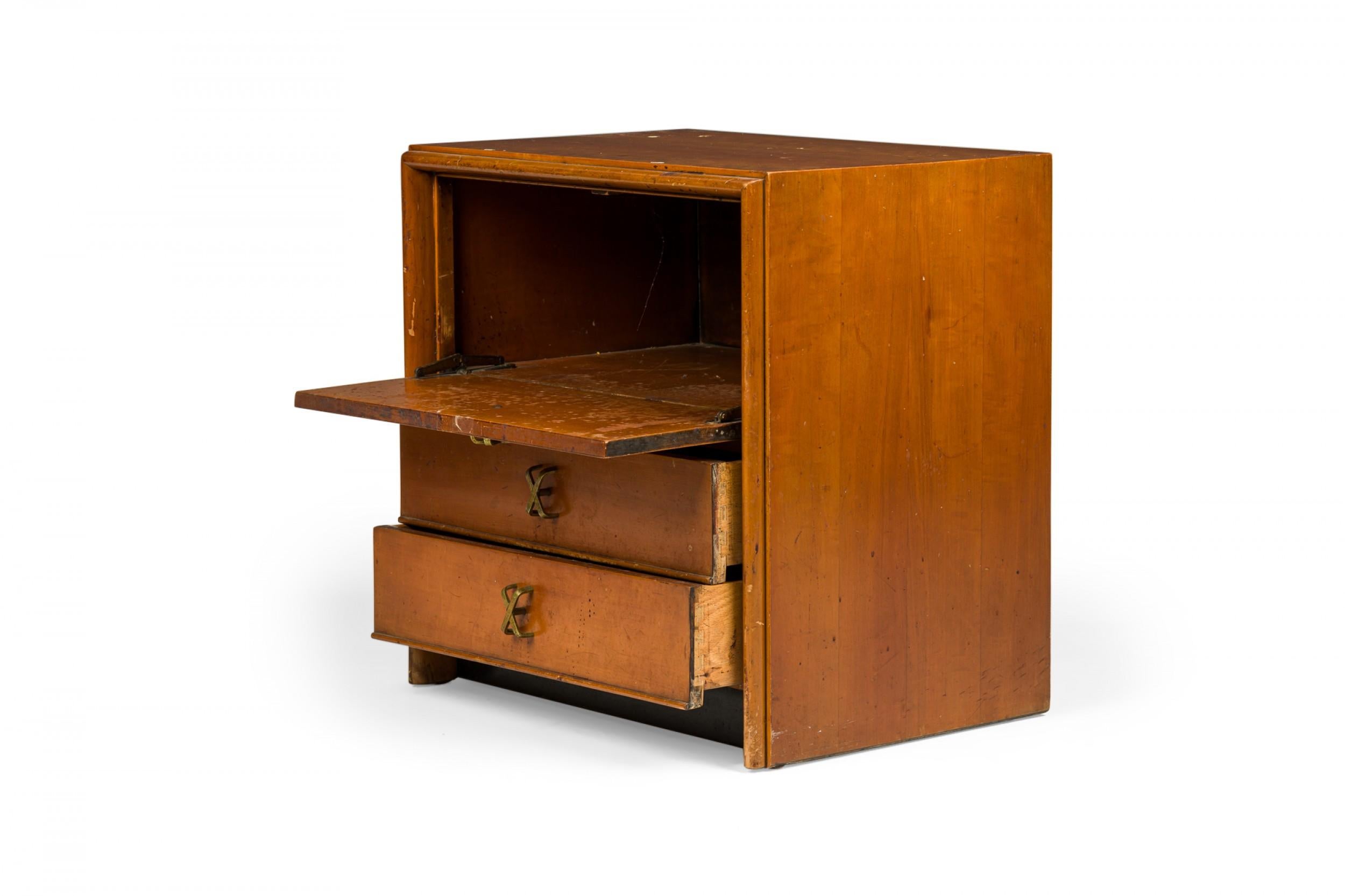 Ein Paar Paul Frankl für Johnson Furniture Nachttische aus Holz mit X-Griff aus Messing im Angebot 1