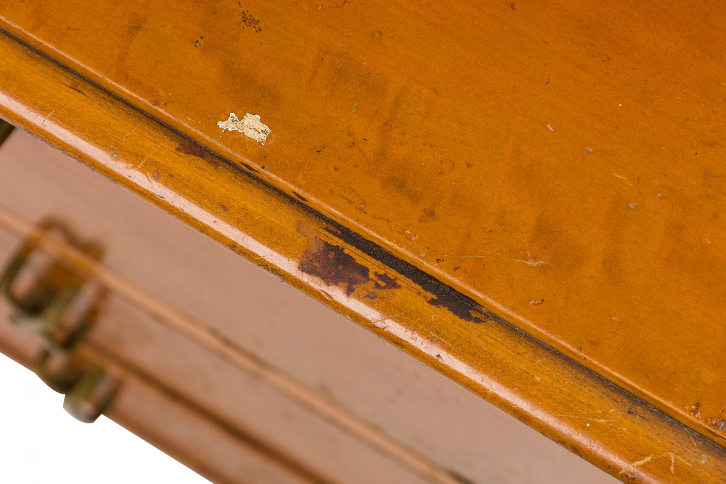 Ein Paar Paul Frankl für Johnson Furniture Nachttische aus Holz mit X-Griff aus Messing im Angebot 2
