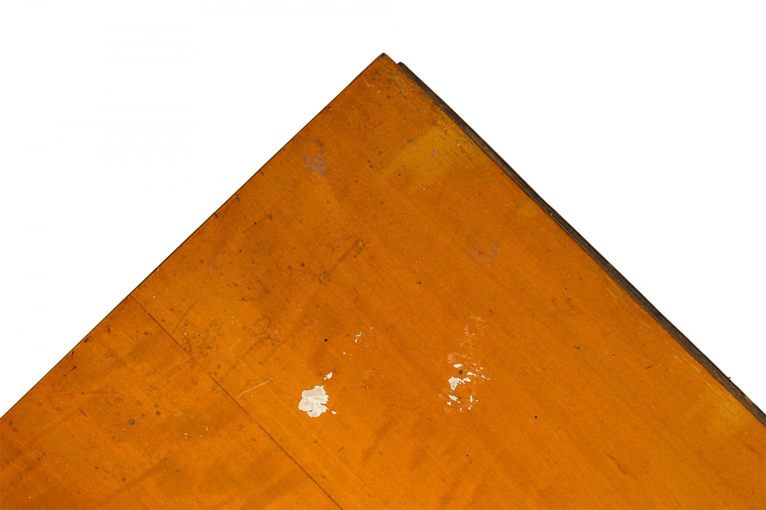 Ein Paar Paul Frankl für Johnson Furniture Nachttische aus Holz mit X-Griff aus Messing im Angebot 3