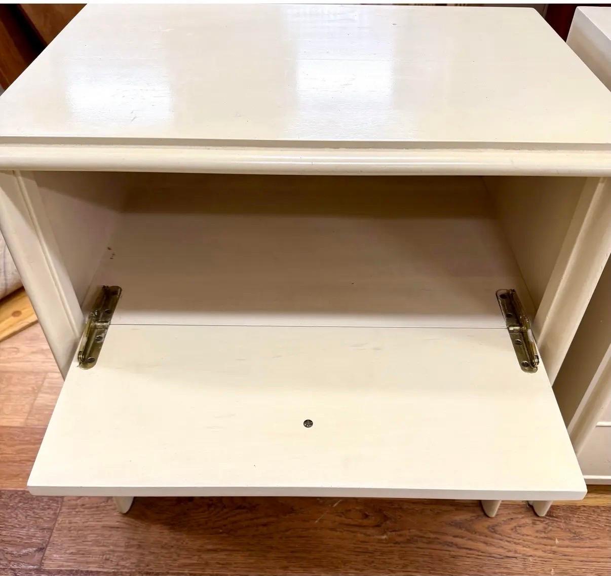 Paul Frankl ha creato alcuni dei mobili più iconici della modernità di metà secolo. Questa coppia di comodini color avorio di Frankl proviene dalla sua collezione Debonair per Johnson Furniture, circa alla fine degli anni '40 - inizio anni '50. I