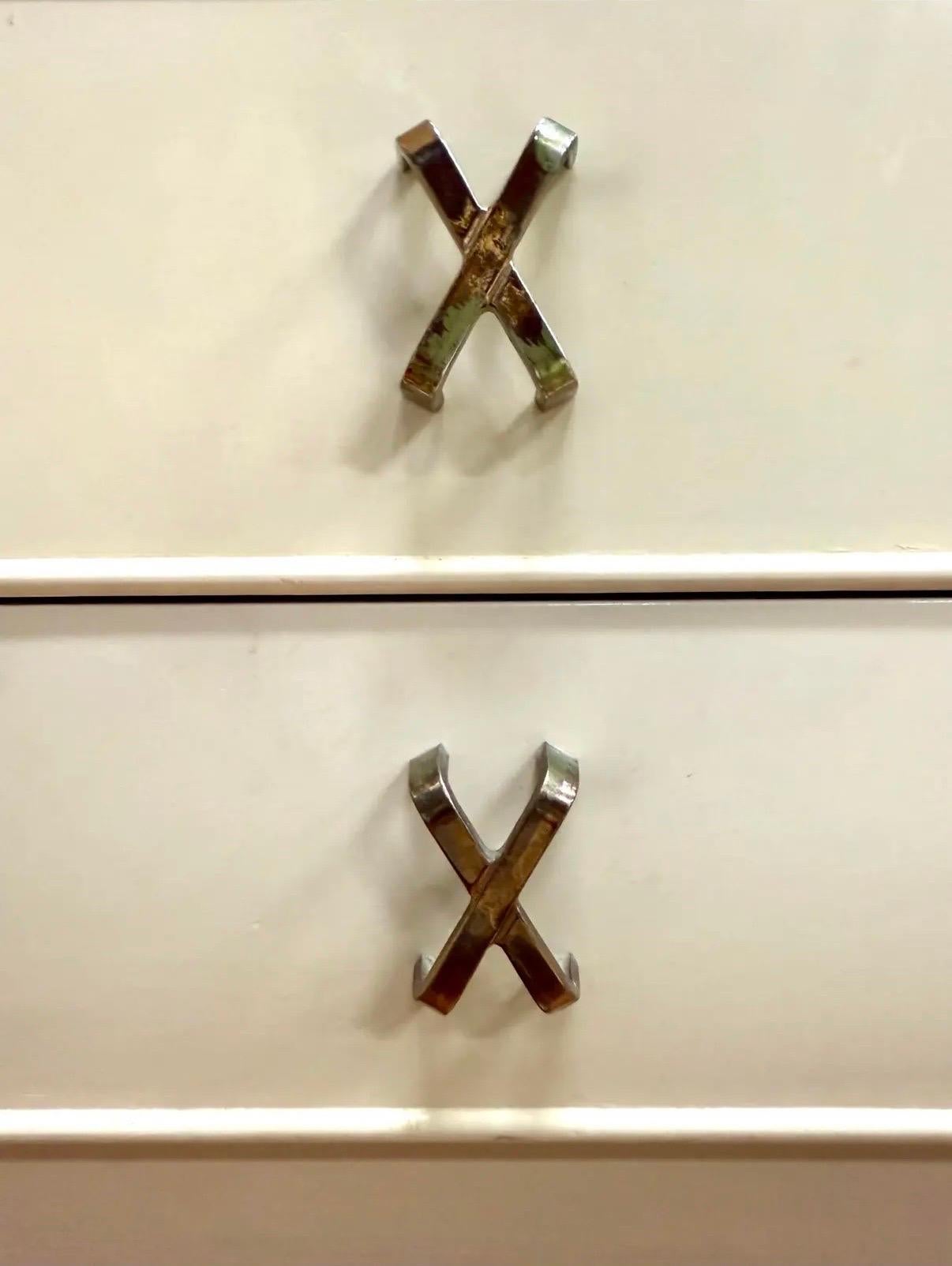 Metallo Coppia di Comodini Paul Frankl color avorio con tiranti a X in ottone, circa fine anni '40 in vendita