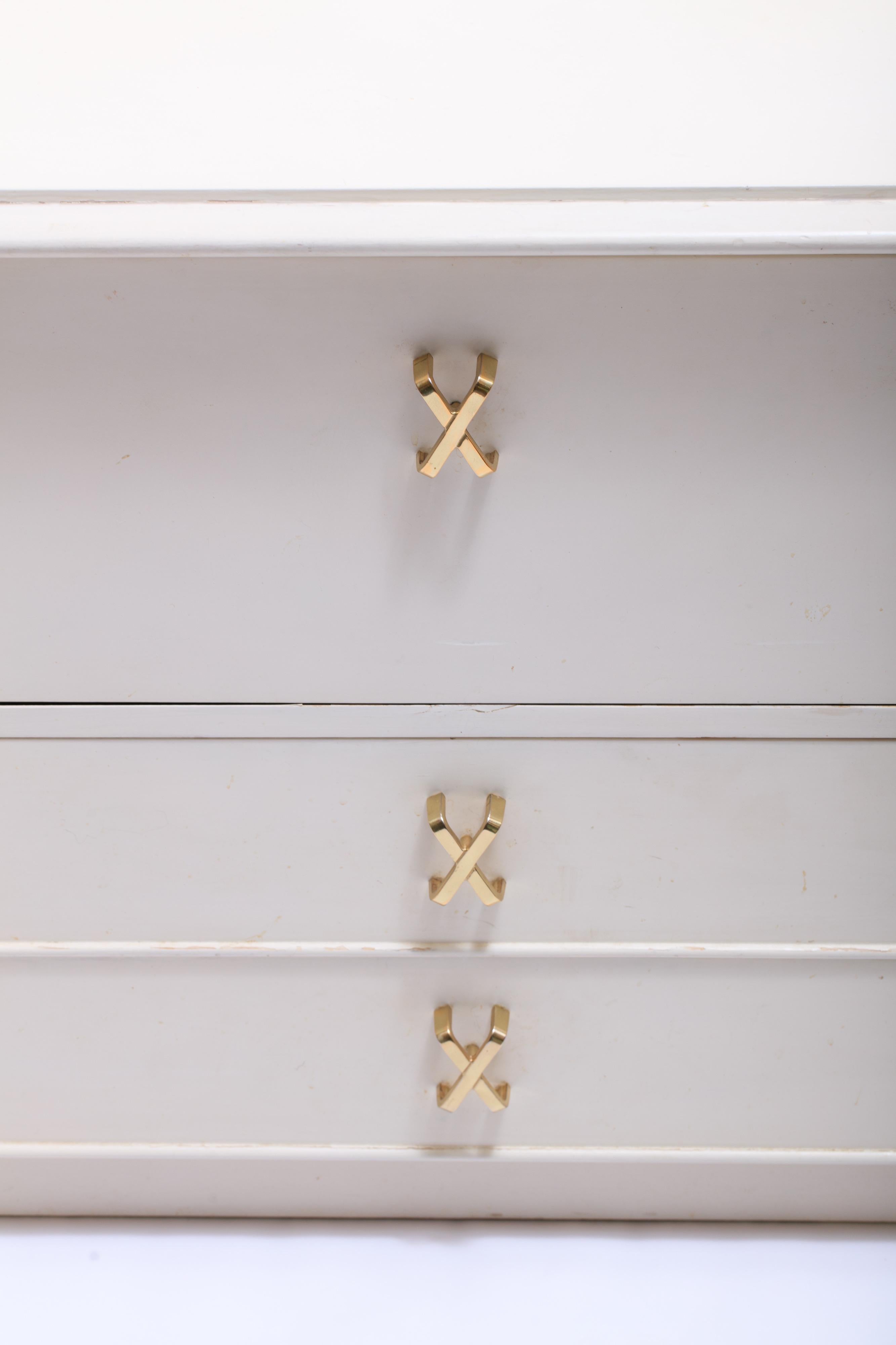 Mid-Century Modern Pair of Paul Frankl Ivory Lacquered Nightstands with Brass X Pulls, circa 1950 For Sale