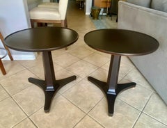 Coppia di tavolini a treppiede Kittinger in noce scuro