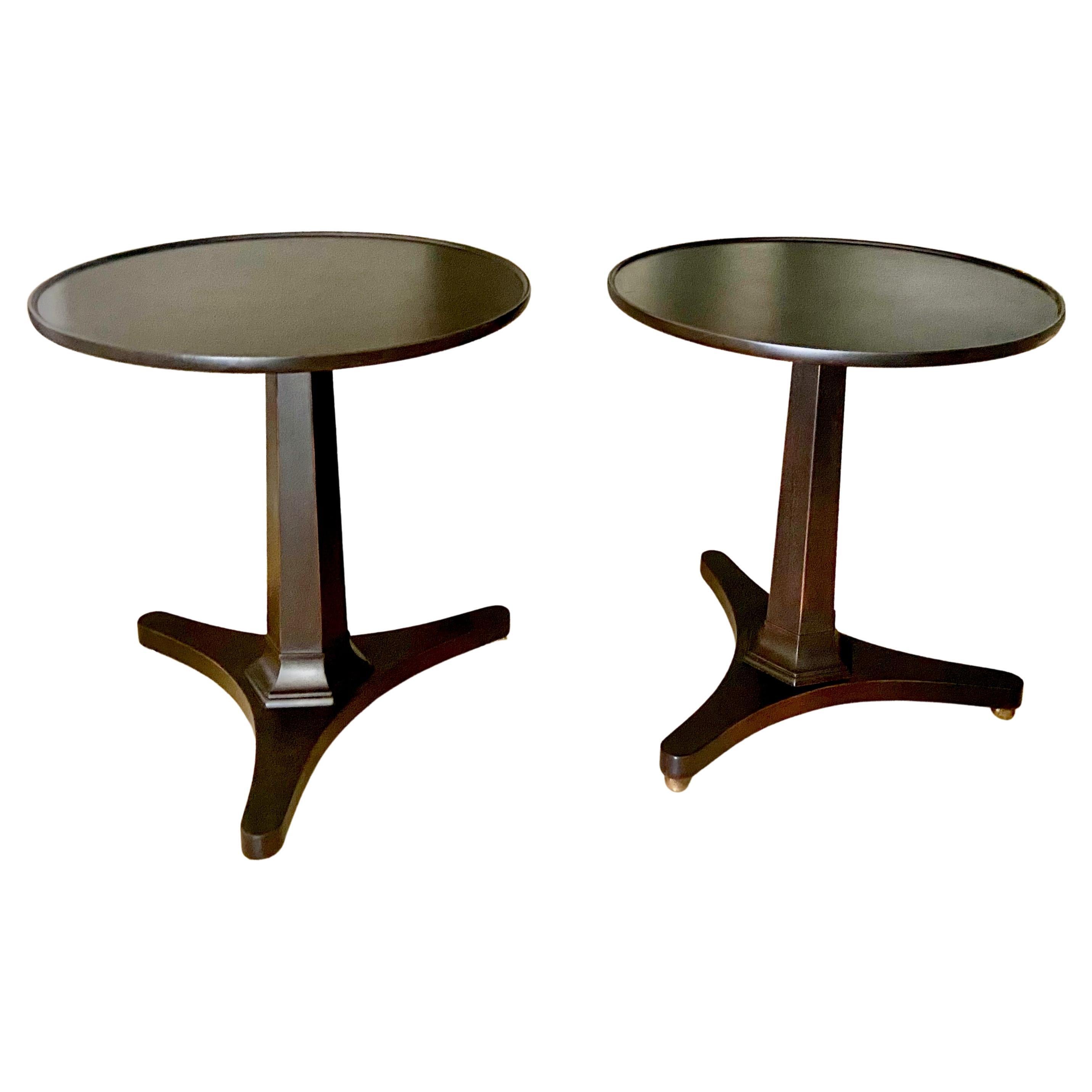 Paire de tables d'appoint tripodes en noyer foncé de Kittinger