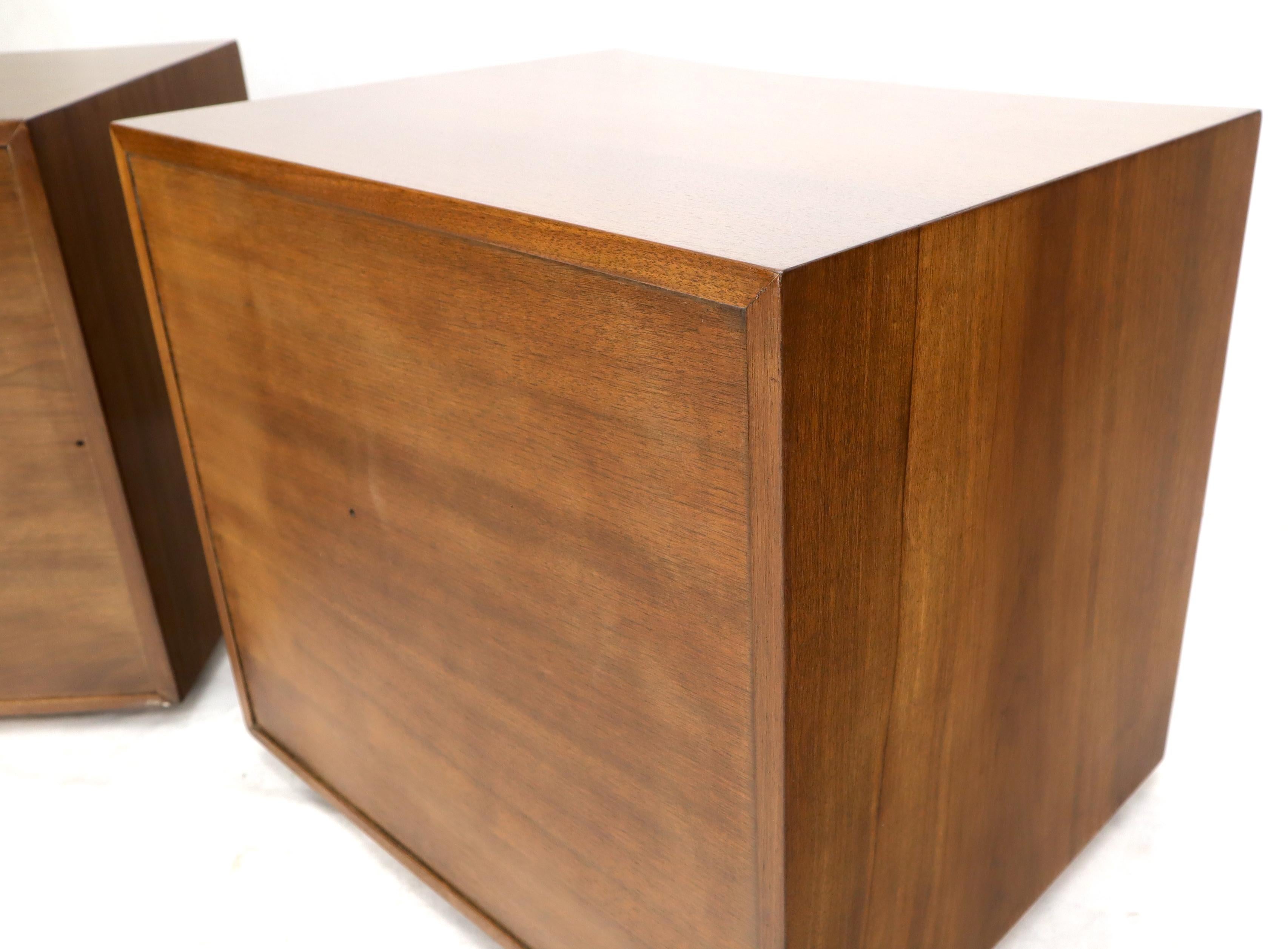 Paire de tables de nuit en noyer Paul Frankl pour Johnson Furniture avec poignées en laiton massif en vente 5