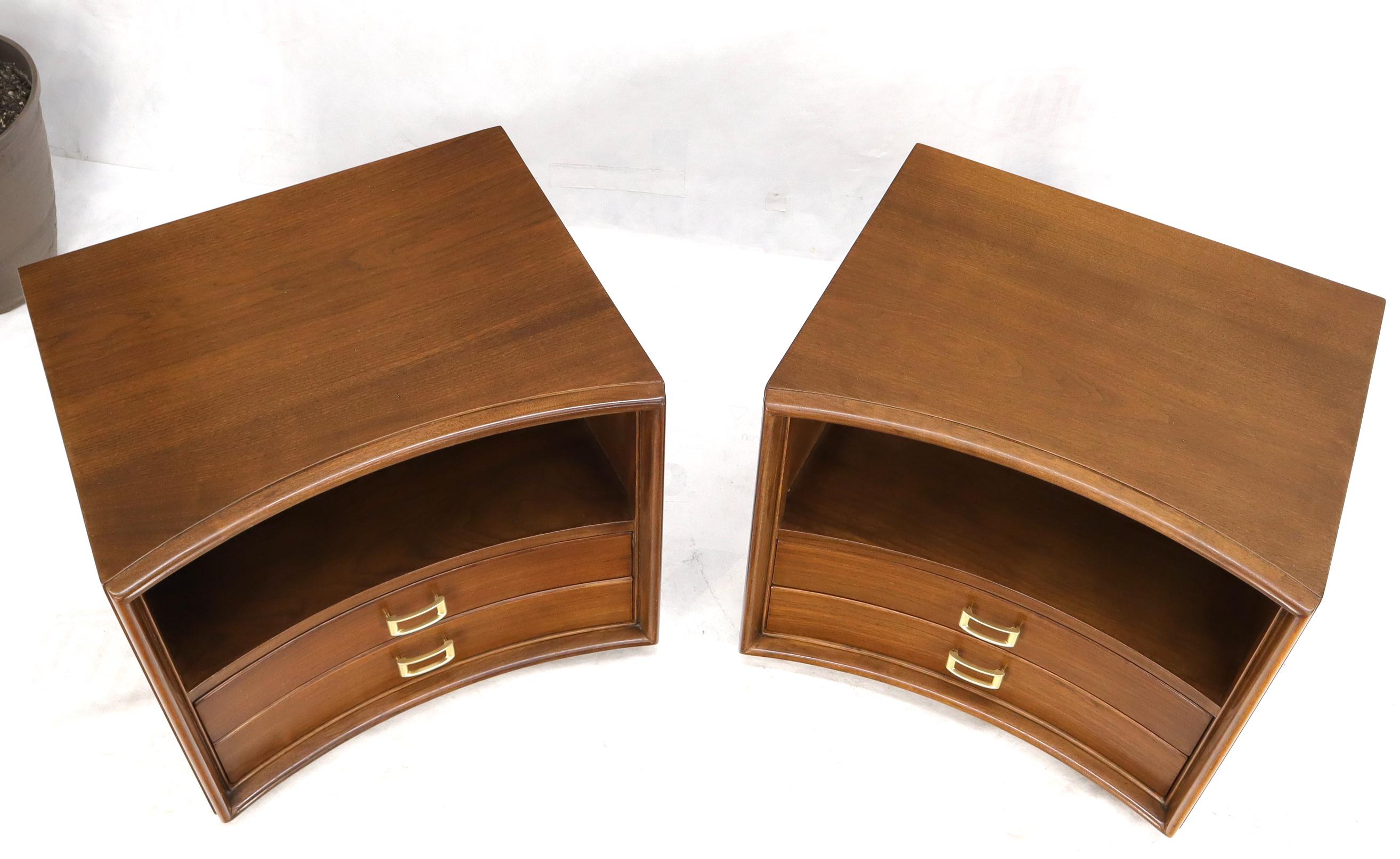 Noyer Paire de tables de nuit en noyer Paul Frankl pour Johnson Furniture avec poignées en laiton massif en vente