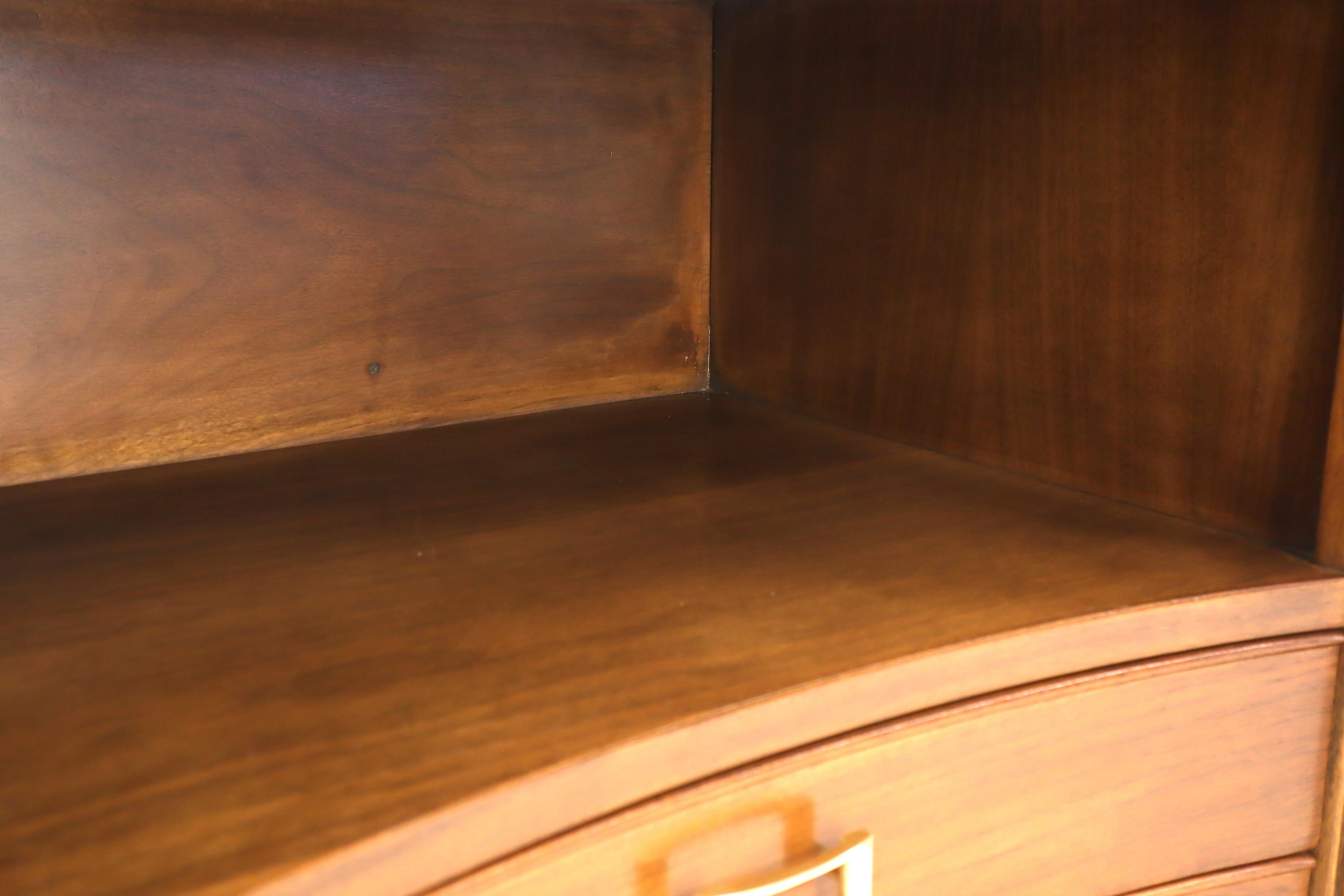 Paar Nachttische aus Nussbaumholz von Paul Frankl für Johnson Furniture mit Griffen aus massivem Messing im Angebot 1