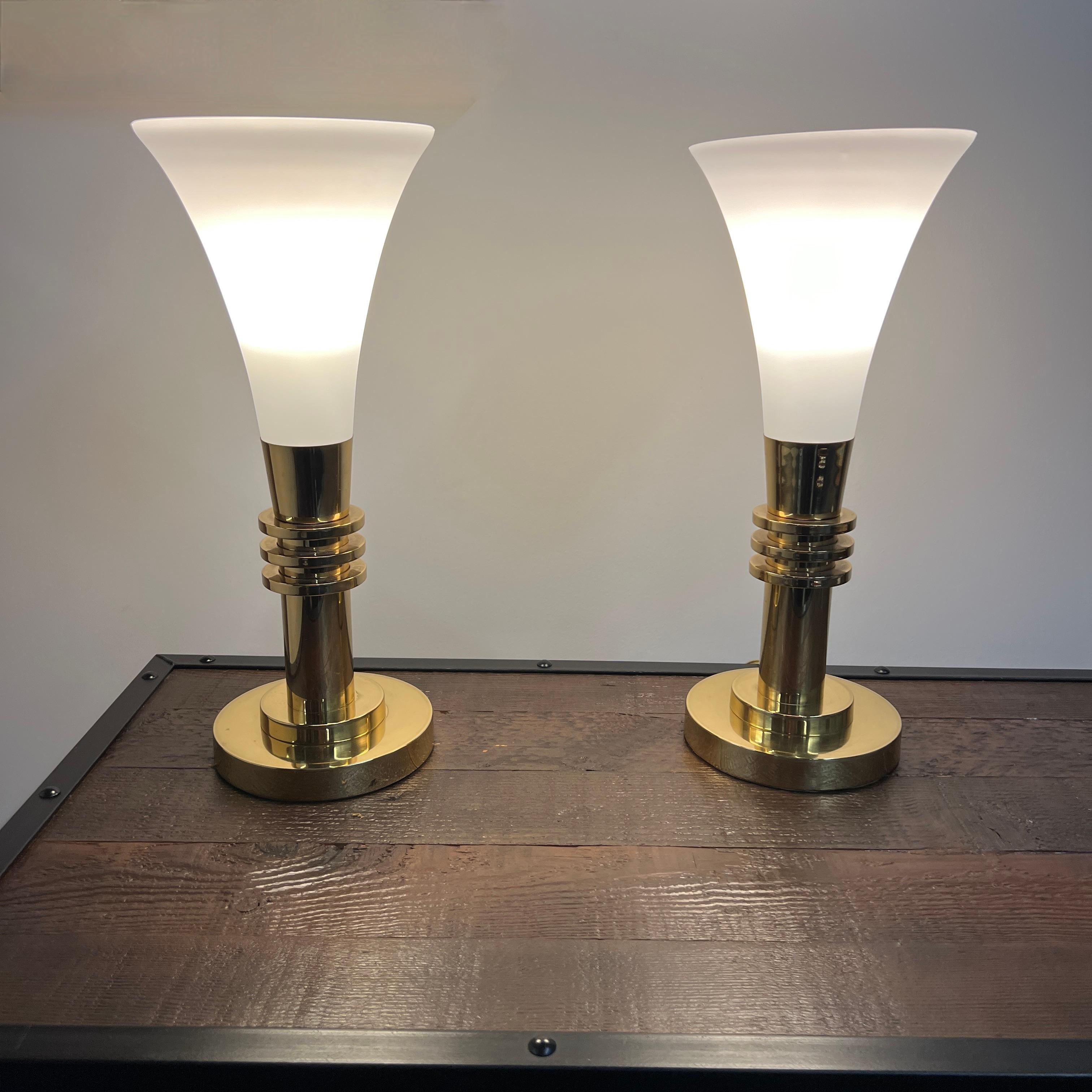 Magnifique paire d'objets Art déco de Paul Hanson  lampes torchères en laiton et verre.  Le laiton est en très bon état (brillant et éclatant) avec quelques légères rayures de surface (voir les images de près).  Les abat-jours sont givrés et