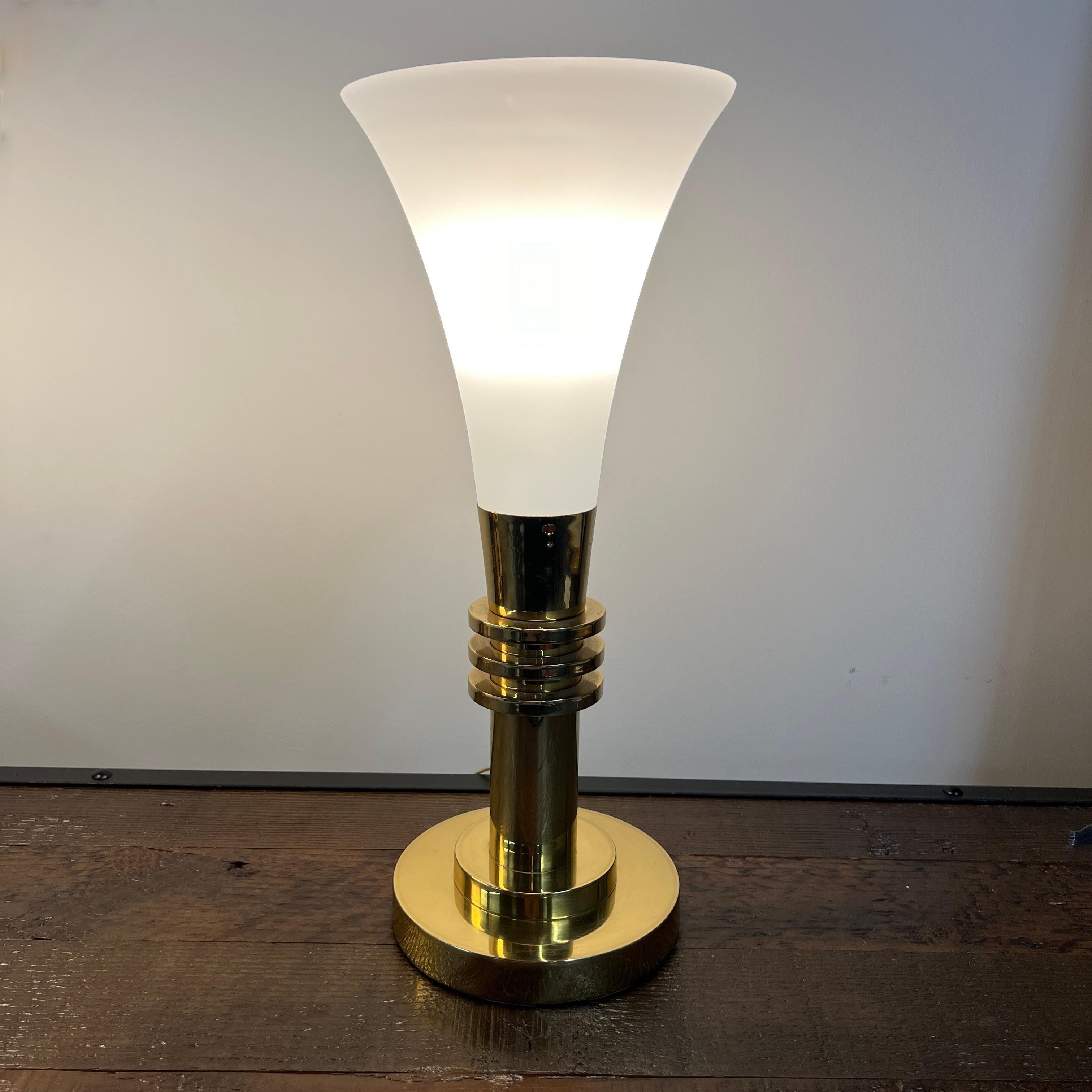 Hollywood Regency Paire de lampes de bureau torchères en laiton et verre de style Art déco Paul Hanson en vente