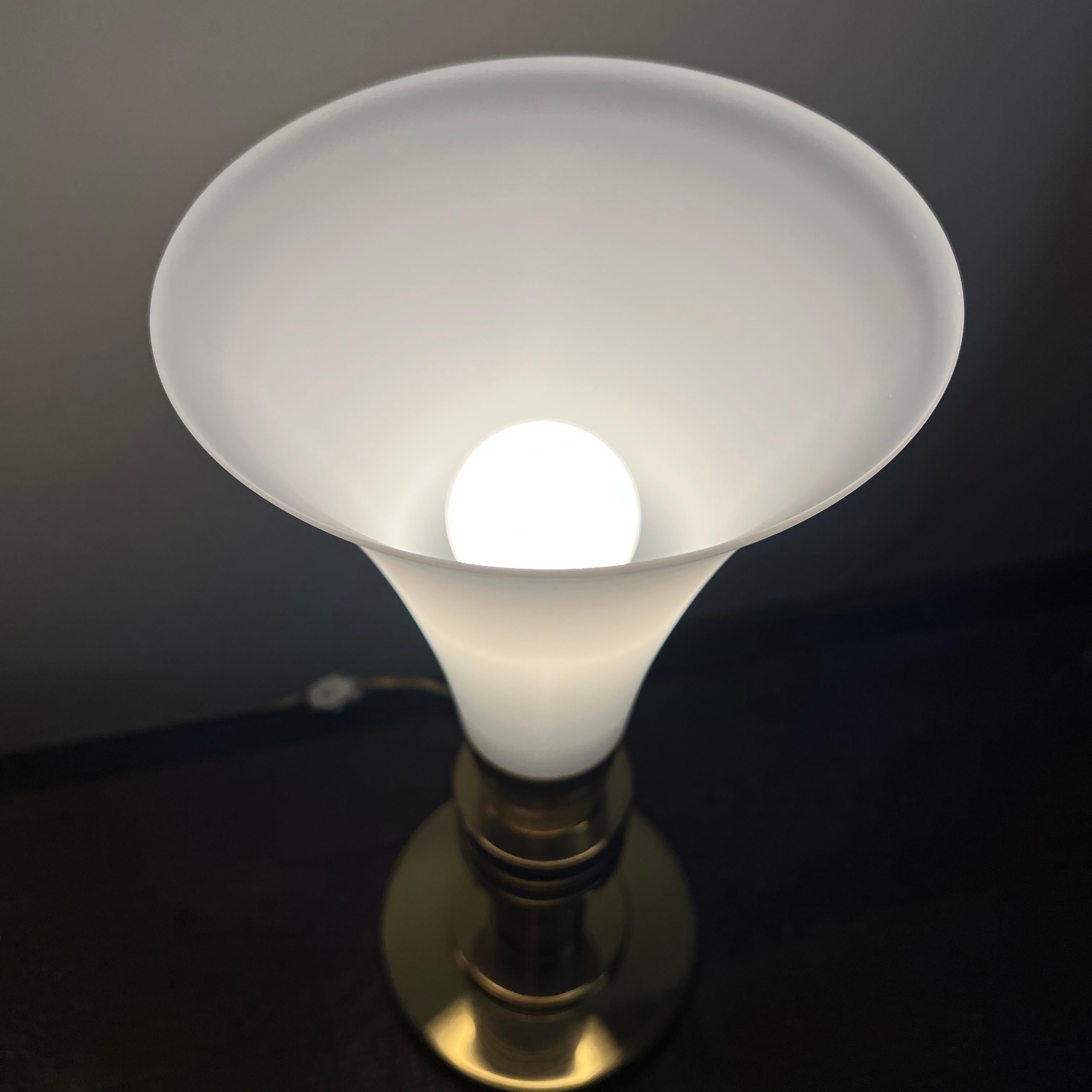 Laiton Paire de lampes de bureau torchères en laiton et verre de style Art déco Paul Hanson en vente