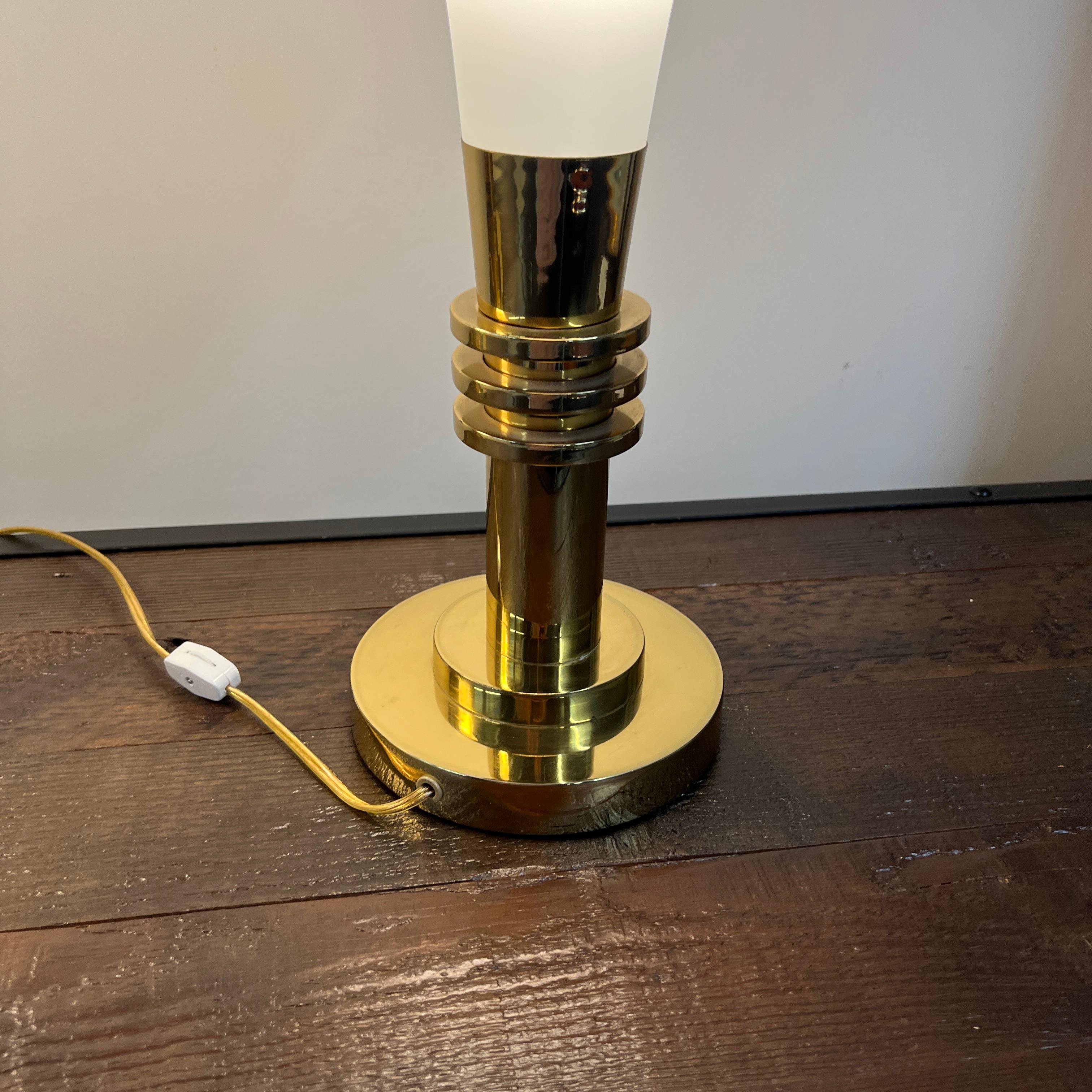 Paire de lampes de bureau torchères en laiton et verre de style Art déco Paul Hanson en vente 2