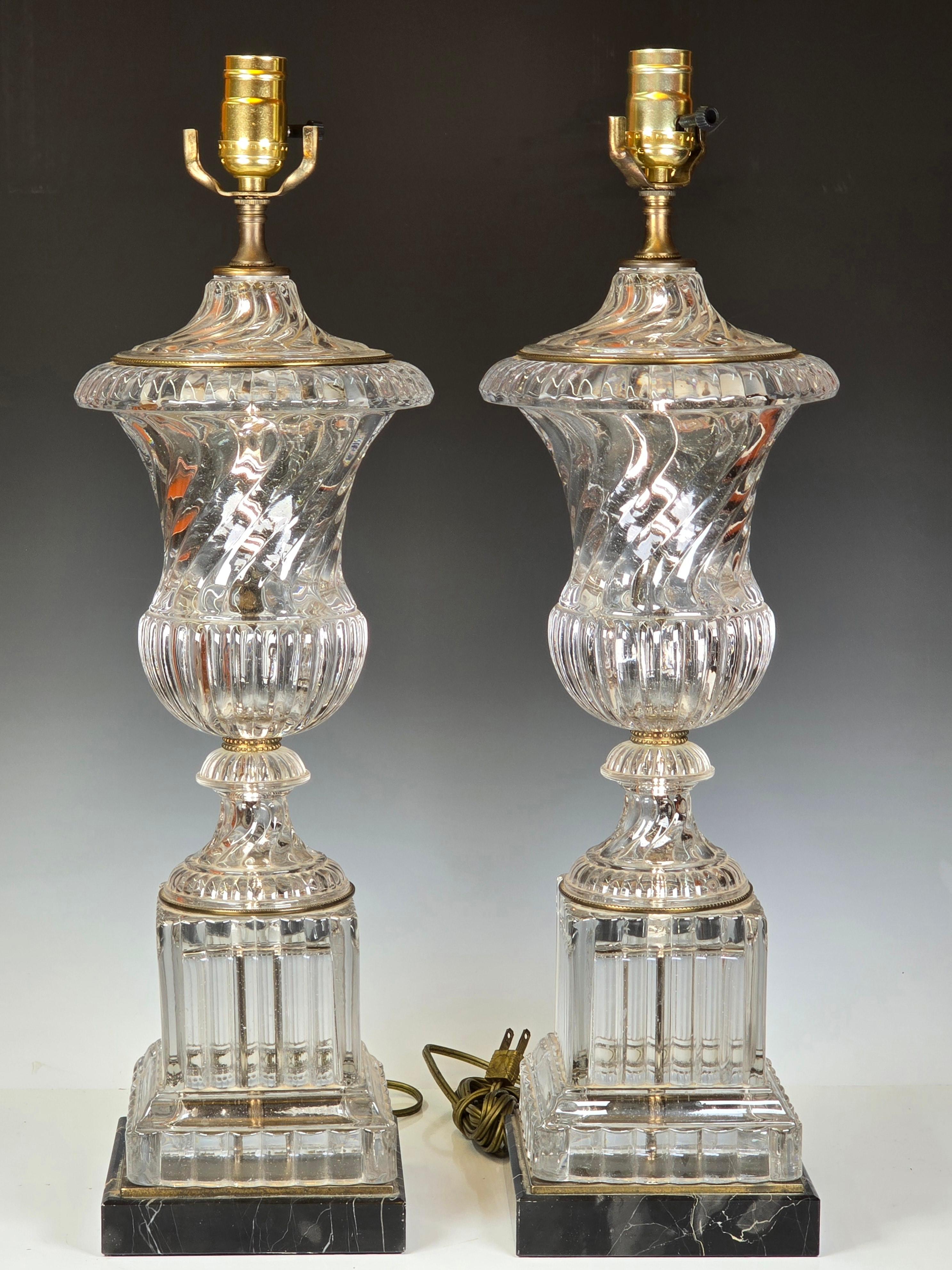 Impresionantes lámparas de cristal en forma de urna de los años 60, con adornos de latón y base de mármol.   Las lámparas son muy parecidas a las piezas de bacará del siglo XIX.   