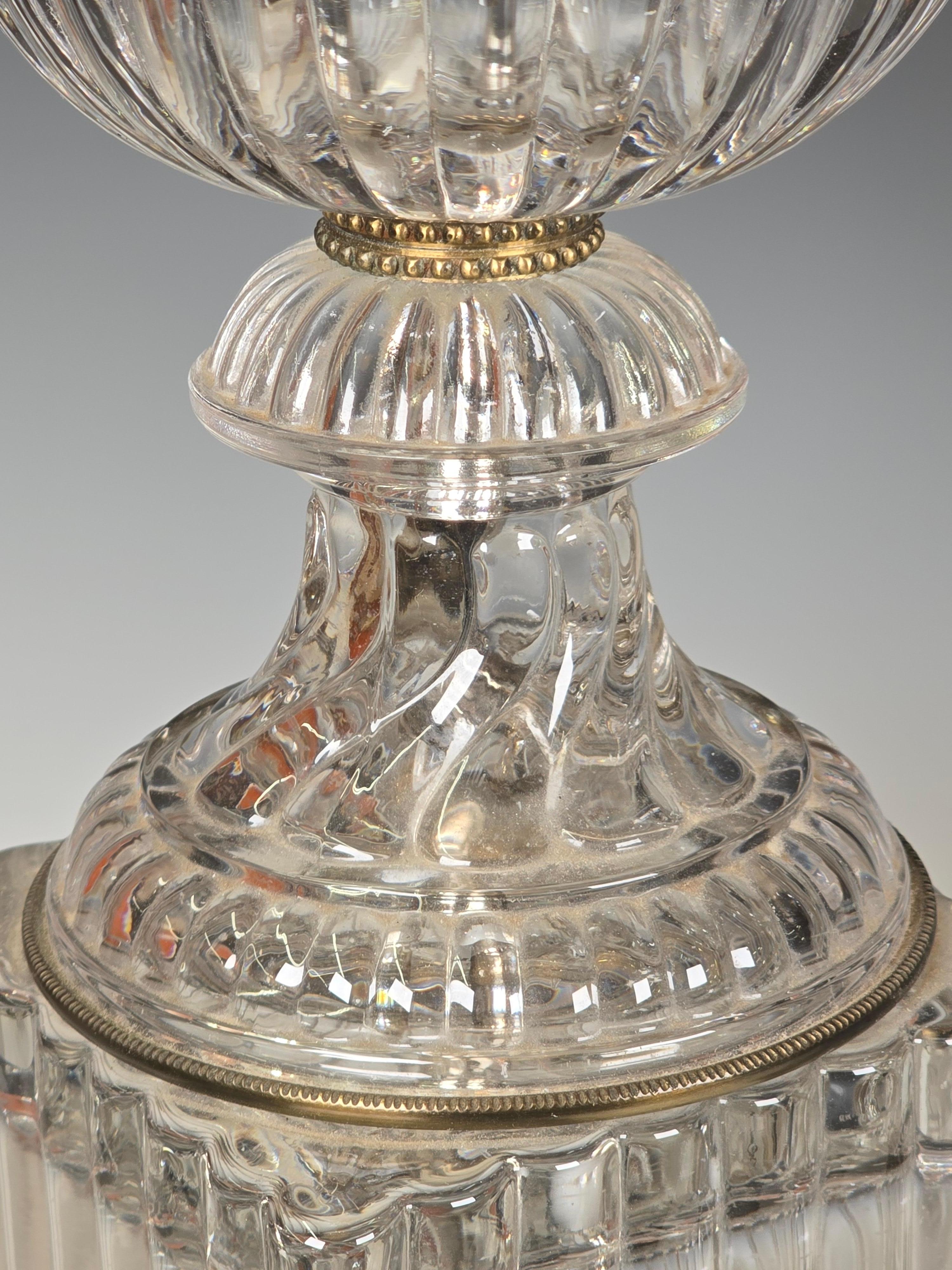 Pareja de lámparas estilo Baccarat Paul Hanson Latón en venta