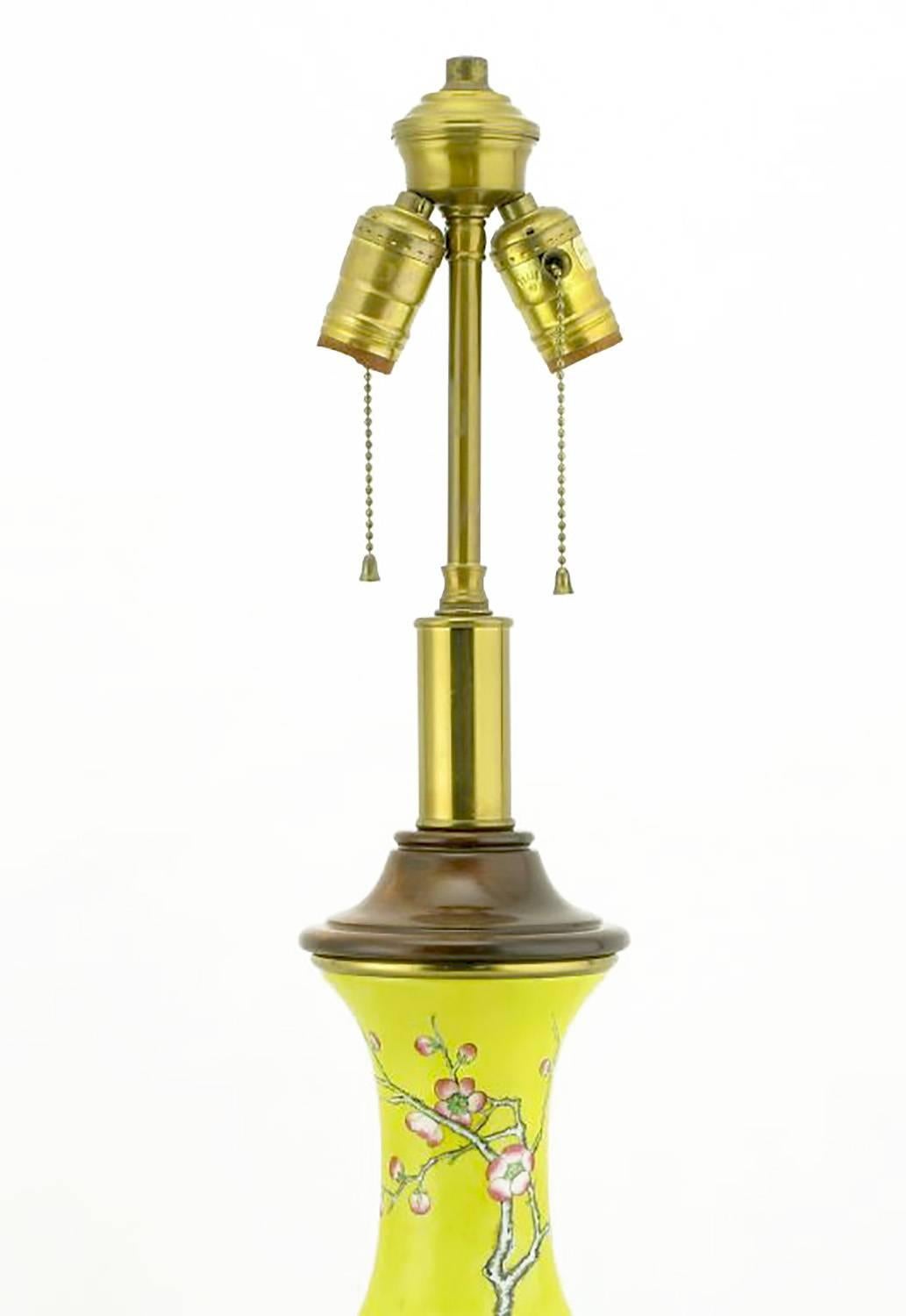 Américain Paire de lampes de table en céramique jaune de Paul Hanson avec fleurs de cerisier peintes à la main