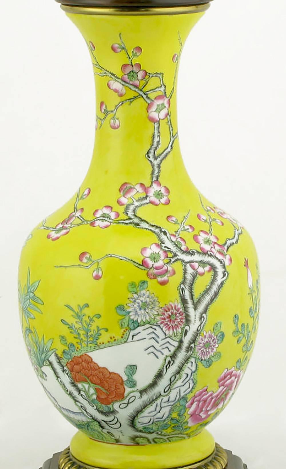 Peint Paire de lampes de table en céramique jaune de Paul Hanson avec fleurs de cerisier peintes à la main