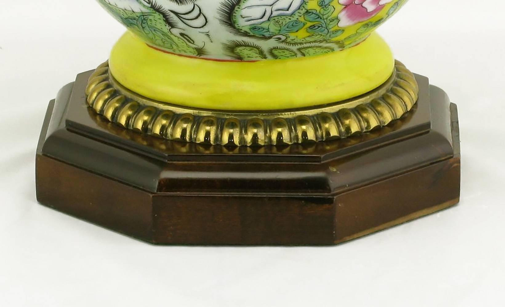 Paire de lampes de table en céramique jaune de Paul Hanson avec fleurs de cerisier peintes à la main Bon état à Chicago, IL