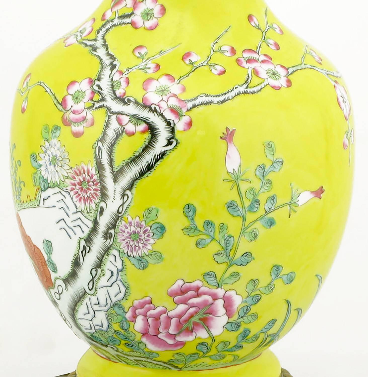 Milieu du XXe siècle Paire de lampes de table en céramique jaune de Paul Hanson avec fleurs de cerisier peintes à la main
