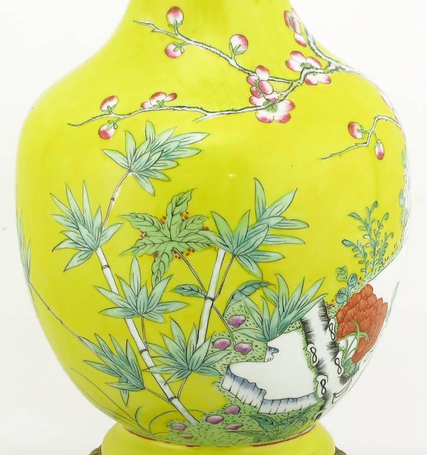 Paire de lampes de table en céramique jaune de Paul Hanson avec fleurs de cerisier peintes à la main 1