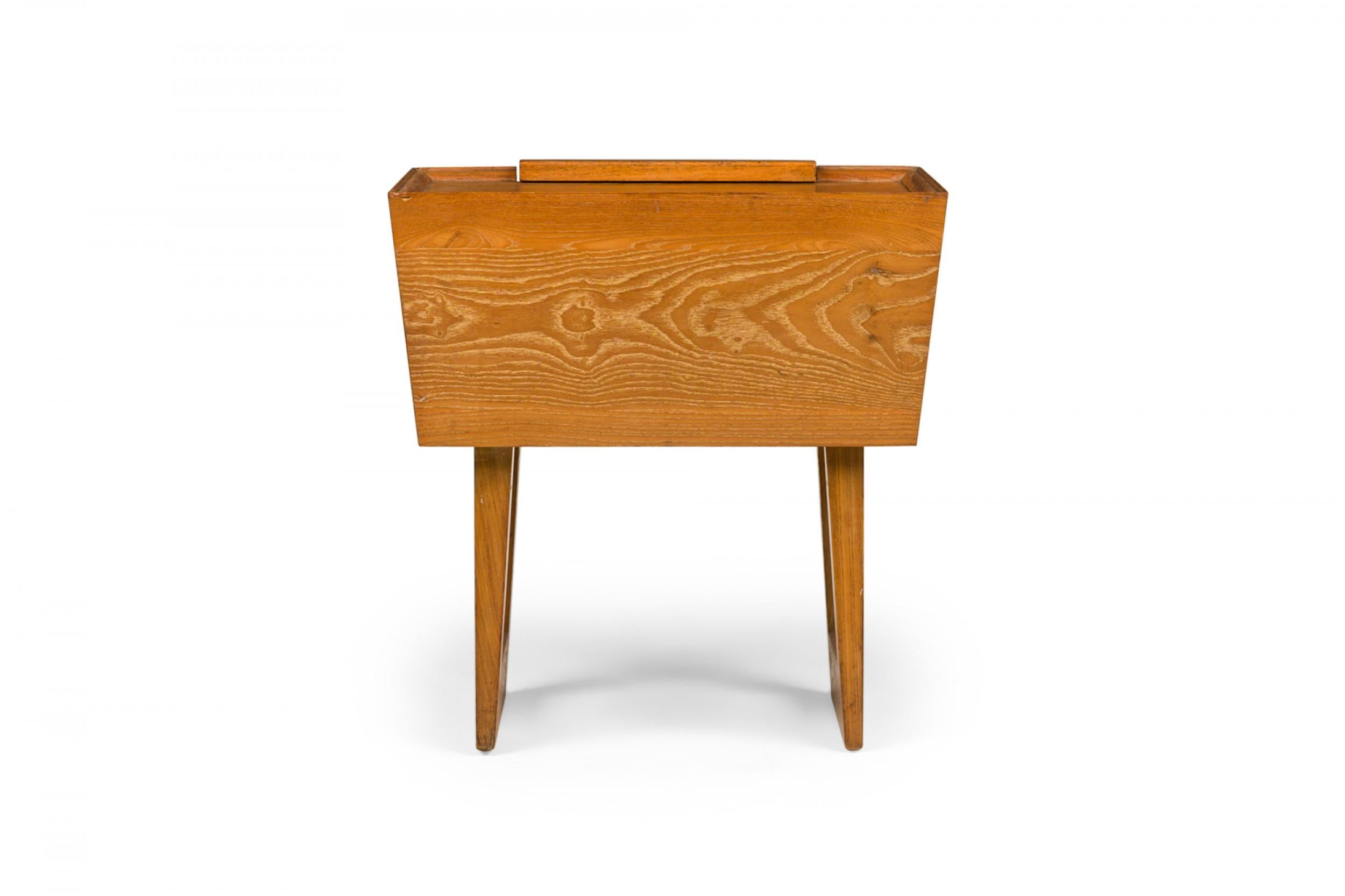 20th Century Pair of Paul Laszlo for Brown Saltman Mid-Century Wooden Trapezoidal Nightstands