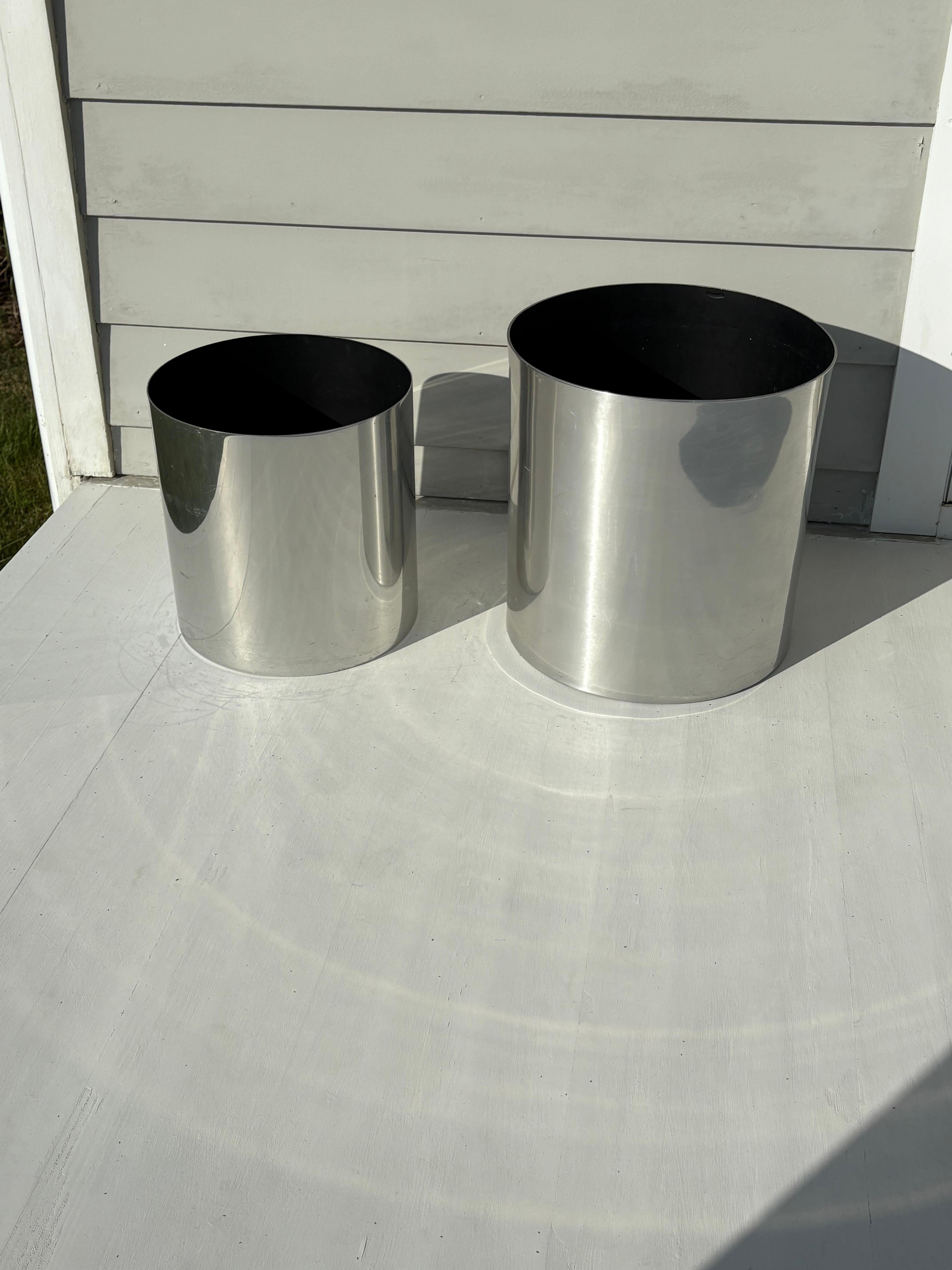 Minimalistische industrielle Pflanzgefäße, entworfen in den 1970er Jahren von Paul Mayen. Diese raffinierten und großzügigen Pflanzgefäße verleihen jedem Raum ein großartiges Design mit dem eleganten, unverkennbaren Stil von Mayen. Mayen war ein