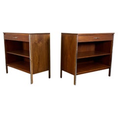 Coppia di armadi Paul McCobb in noce con inserti in alluminio