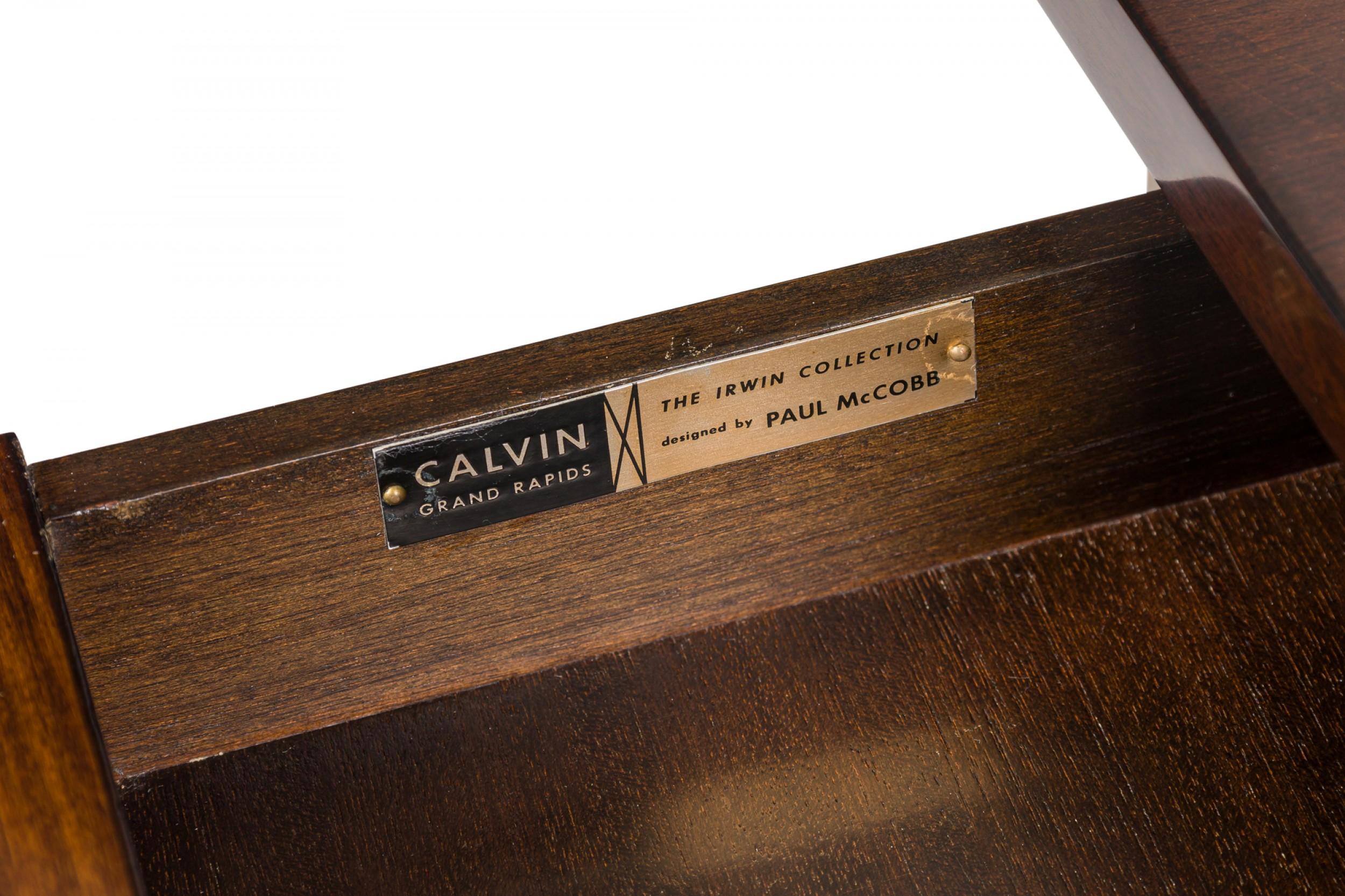 Ein Paar freitragende End- und Beistelltische von Paul McCobb für Calvin aus Messing und Nussbaum im Angebot 4