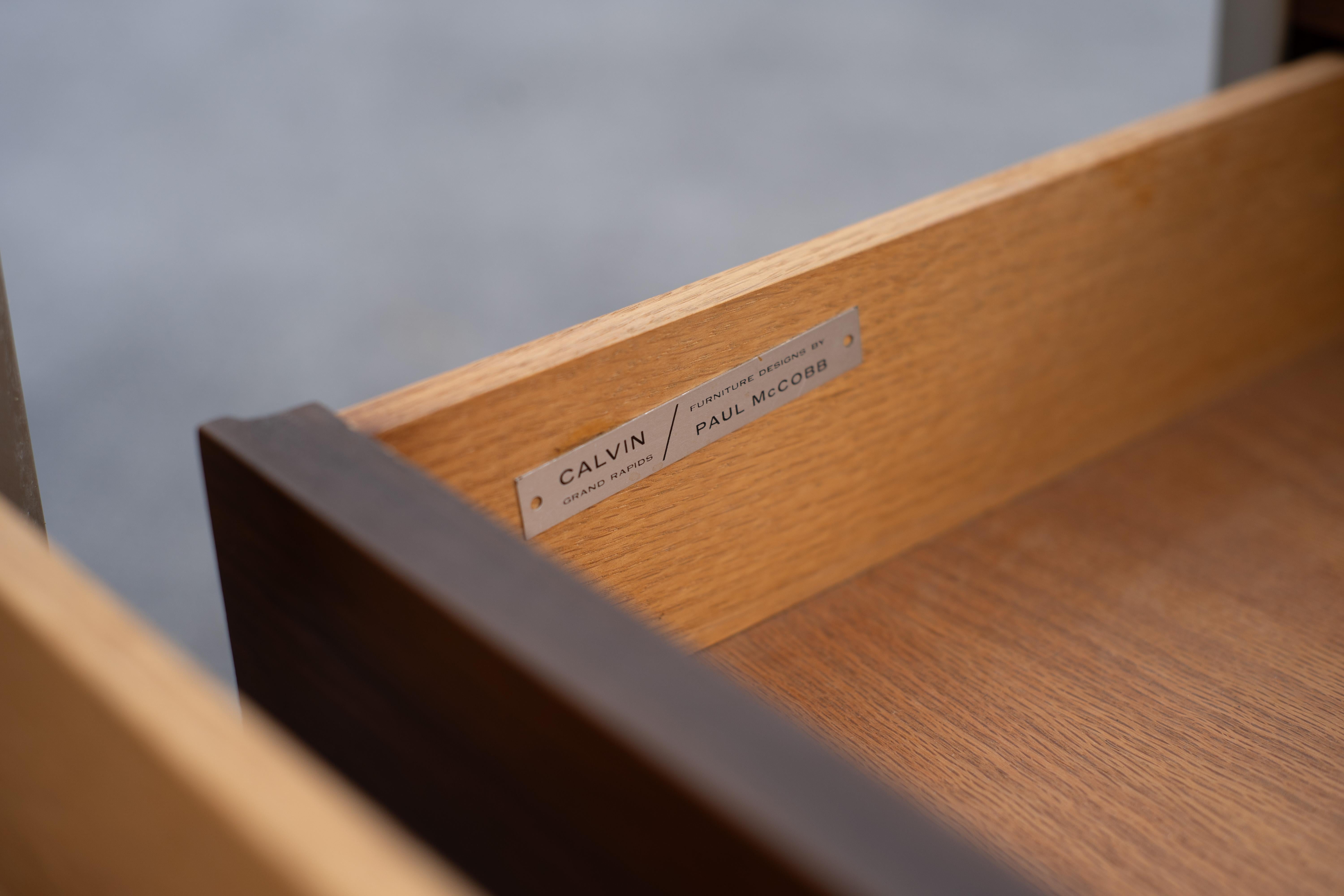 Paire de tables de nuit ou de tables d'appoint Linear Group de Paul McCobb pour Calvin en vente 8