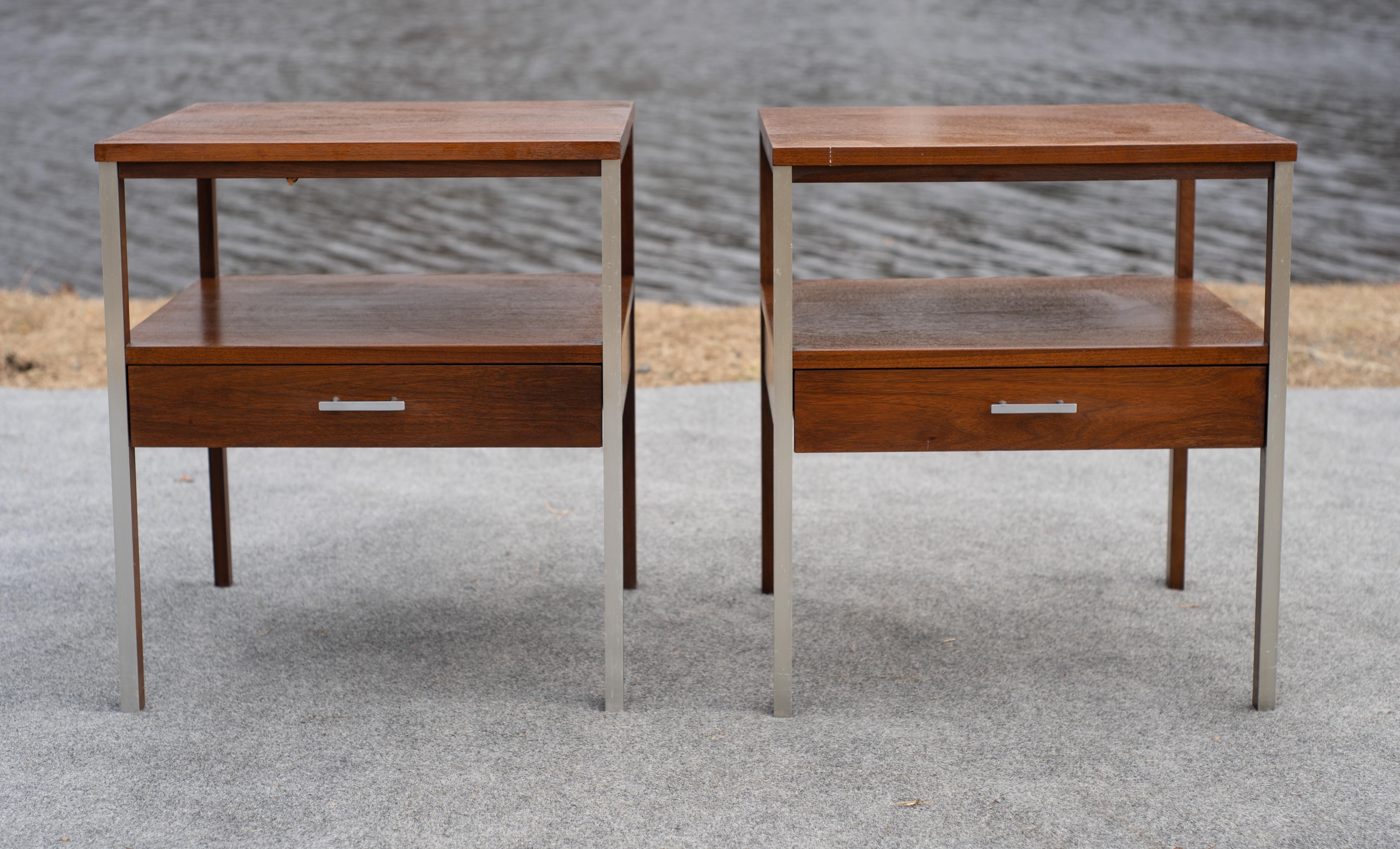 Fabriquée par Calvin Furniture, cette paire de tables de nuit a été conçue par la légende américaine Paul McCobb. Parmi les centaines de designs documentés de McCobb, cette ligne est, à notre avis, l'une des meilleures. Par rapport à la ligne la