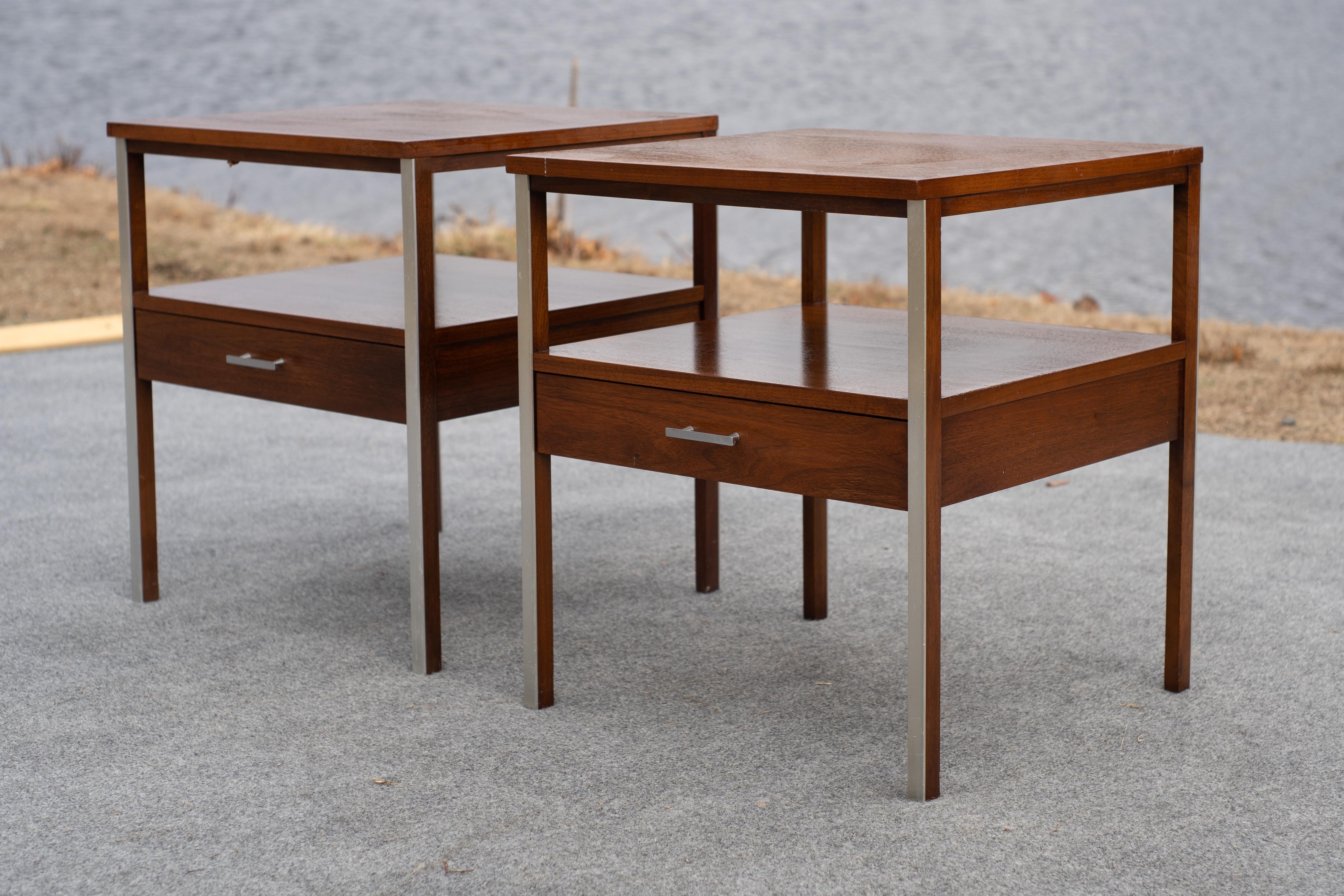 Mid-Century Modern Paire de tables de nuit ou de tables d'appoint Linear Group de Paul McCobb pour Calvin en vente
