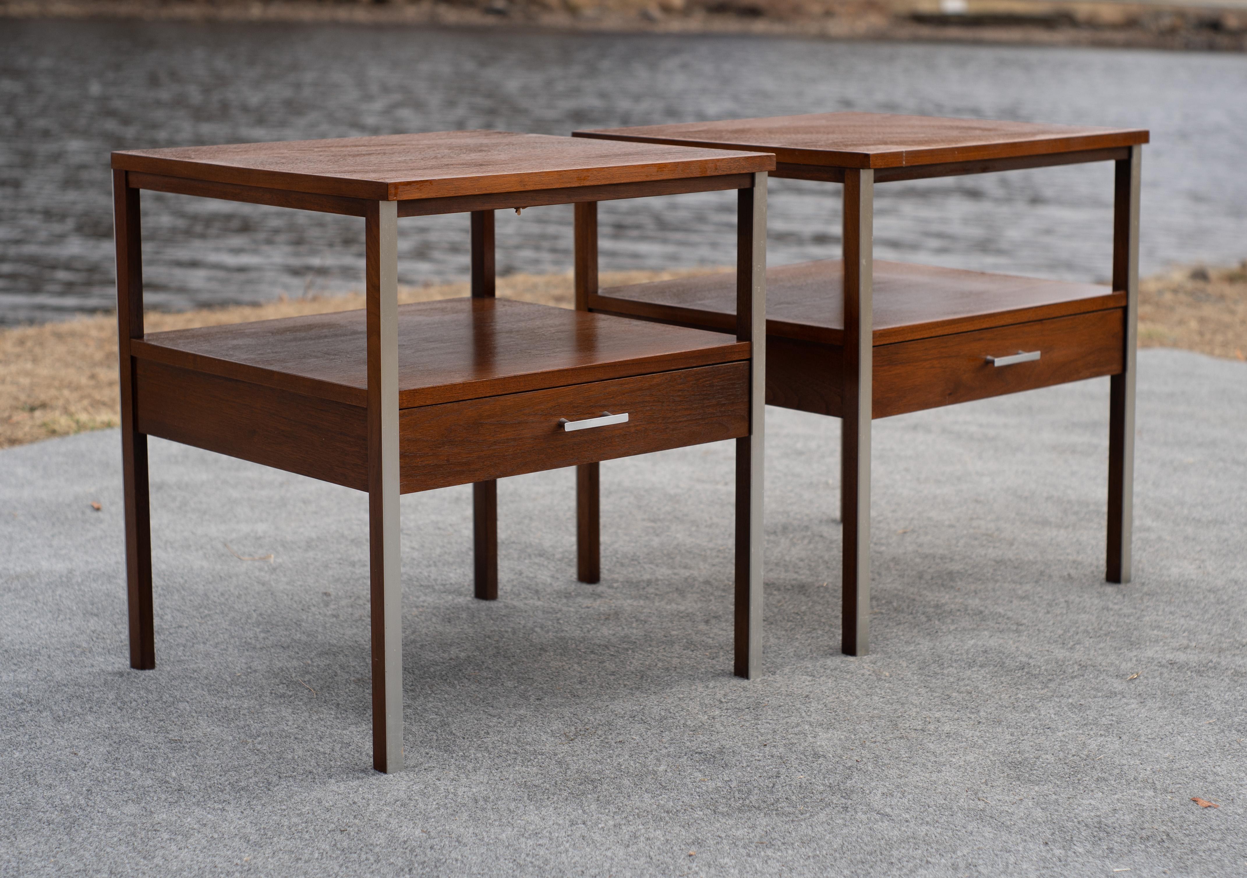 Américain Paire de tables de nuit ou de tables d'appoint Linear Group de Paul McCobb pour Calvin en vente