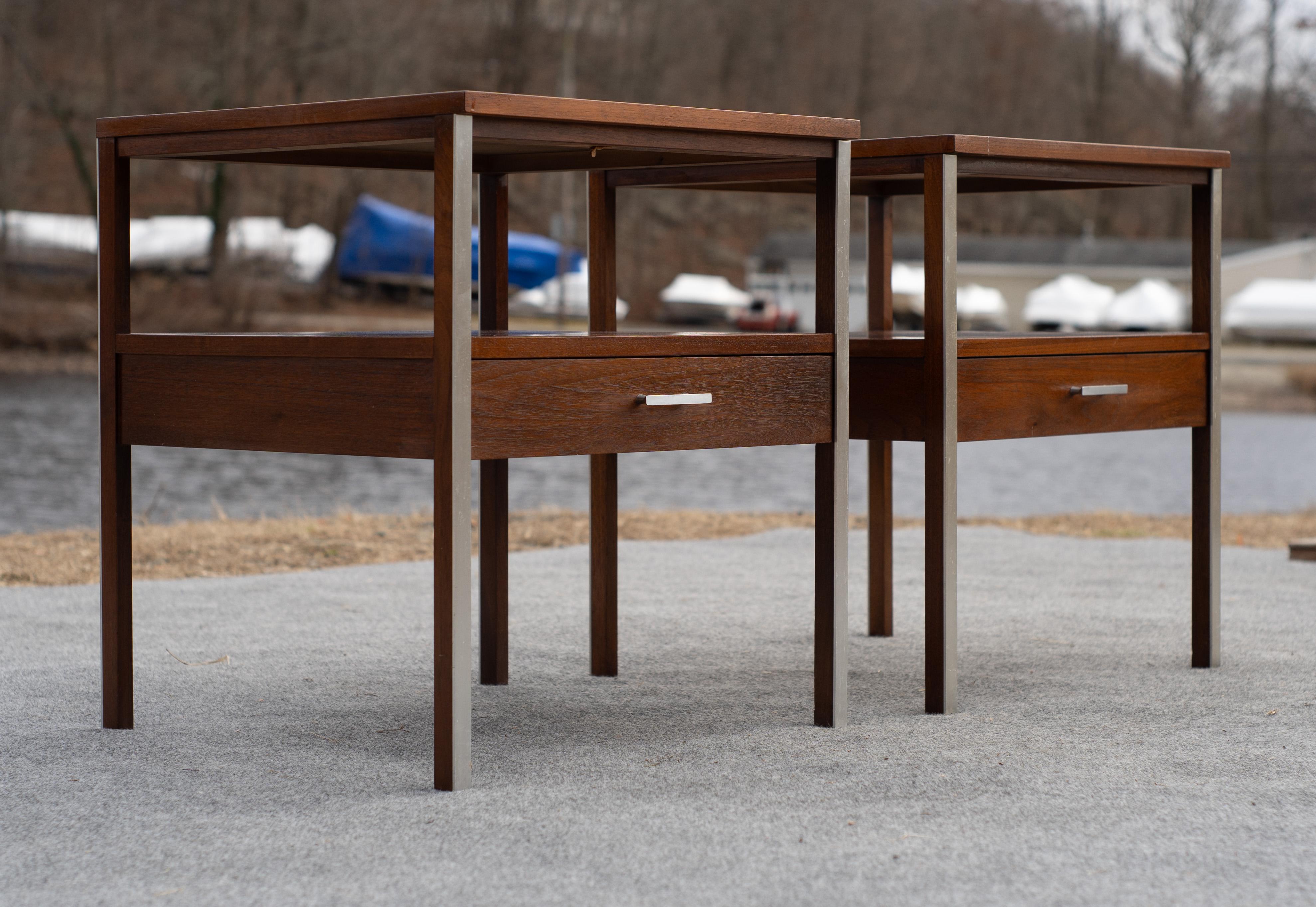 Paire de tables de nuit ou de tables d'appoint Linear Group de Paul McCobb pour Calvin Bon état - En vente à Philadelphia, PA
