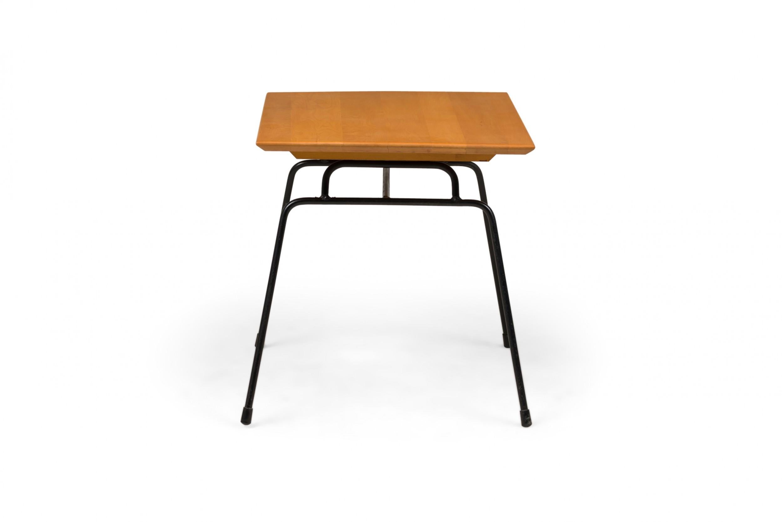 Pareja de Paul McCobb para Winchendon Furniture Co. (Planner Group) Mesas auxiliares Moderno de mediados de siglo en venta