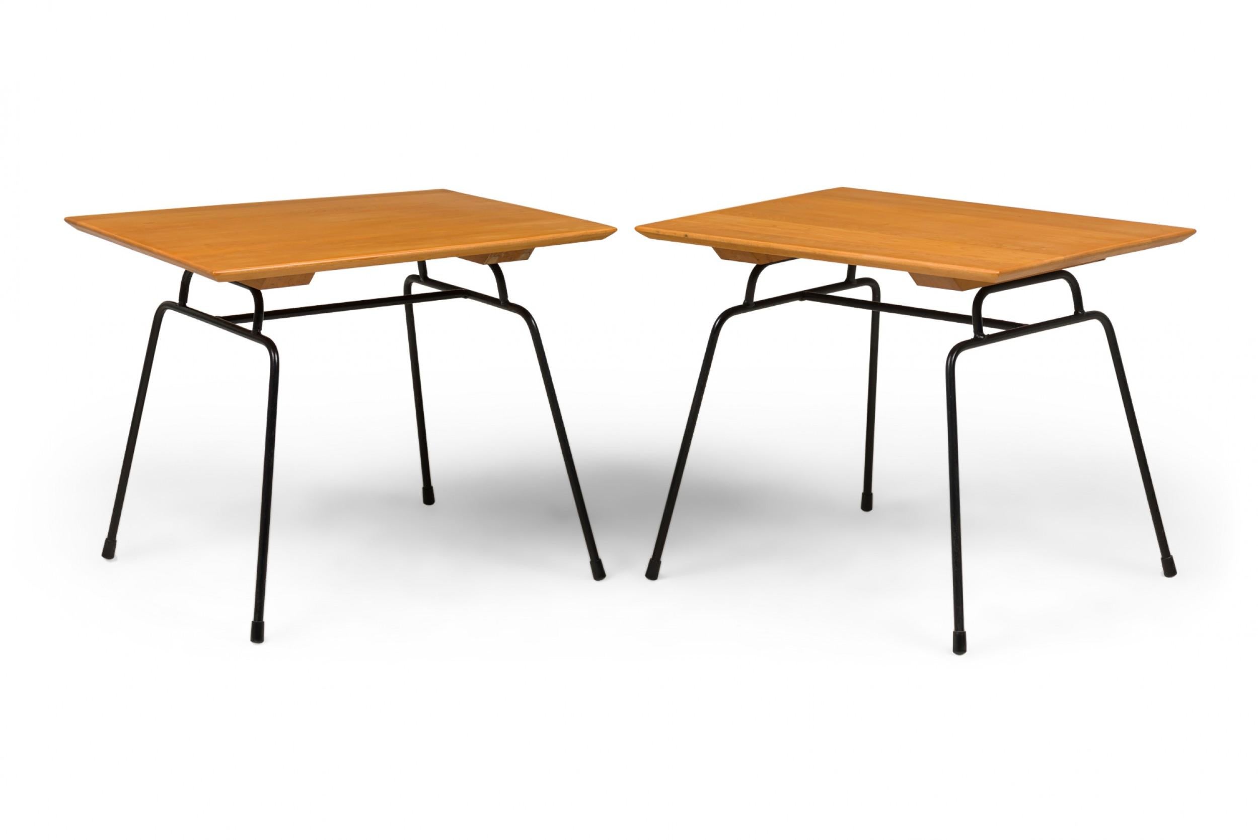 Pareja de Paul McCobb para Winchendon Furniture Co. (Planner Group) Mesas auxiliares Estadounidense en venta