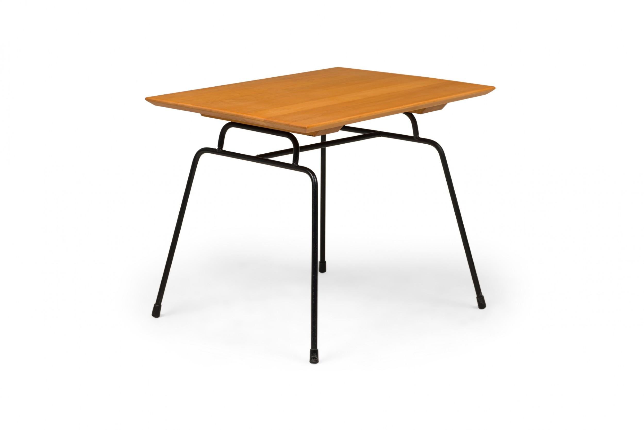 Pareja de Paul McCobb para Winchendon Furniture Co. (Planner Group) Mesas auxiliares Grabado en venta