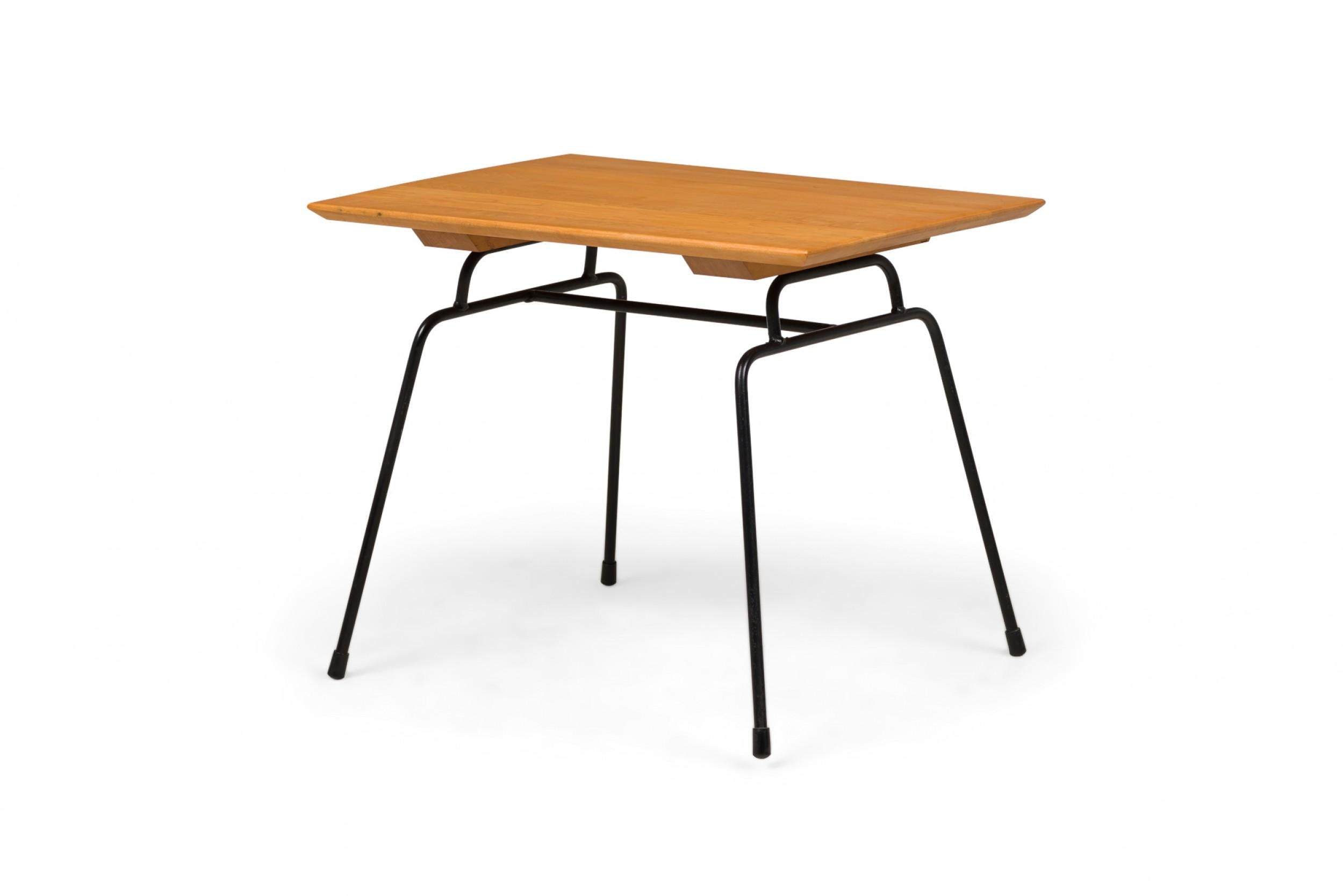 Pareja de Paul McCobb para Winchendon Furniture Co. (Planner Group) Mesas auxiliares Hierro en venta