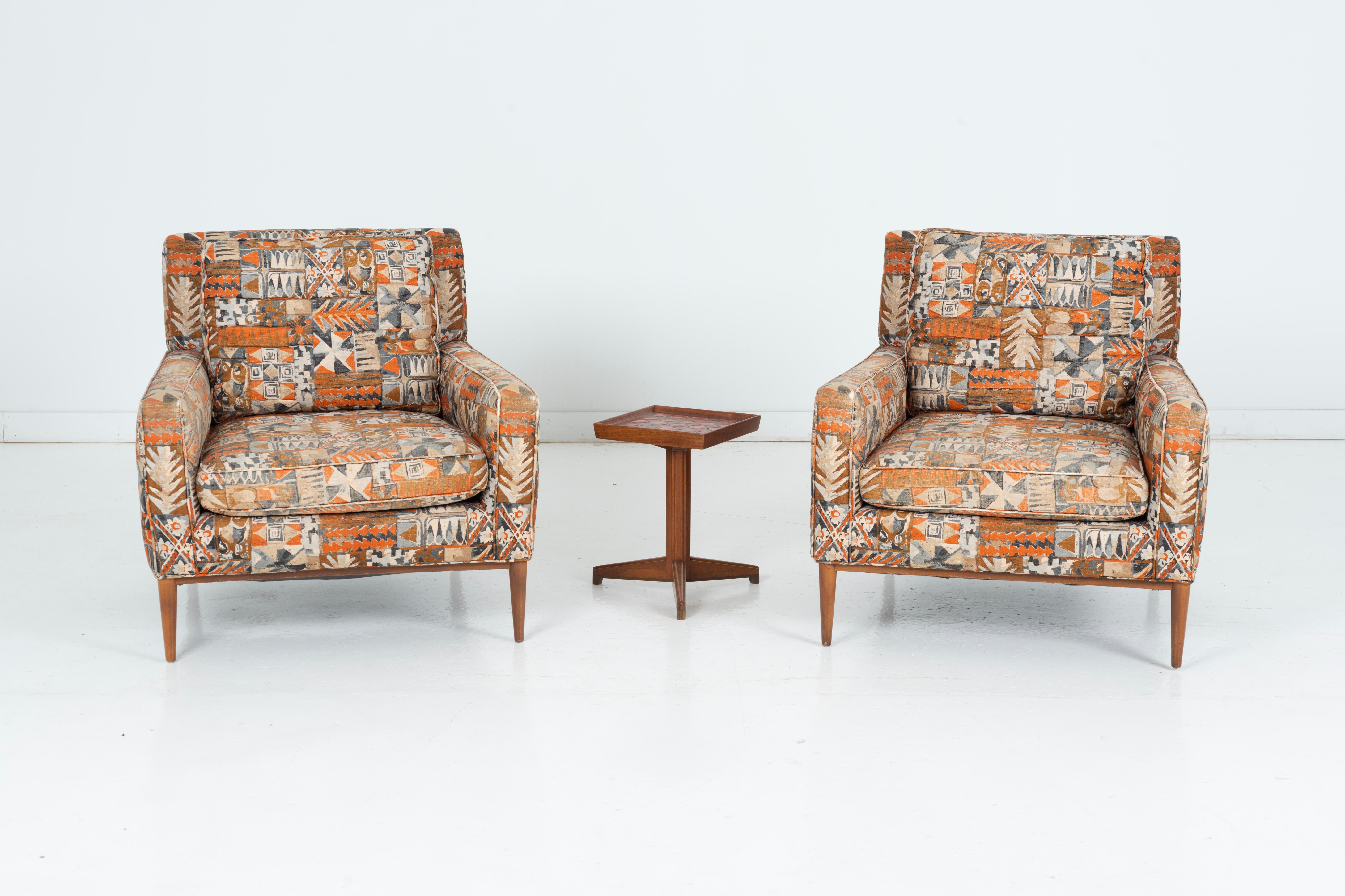 Voici une superbe paire de fauteuils Lounge Paul/One, incarnant l'élégance épurée et la sophistication du design Mid-Century Modern. Ces chaises emblématiques sont dotées d'une solide base en bois d'érable, délicatement travaillée pour mettre en