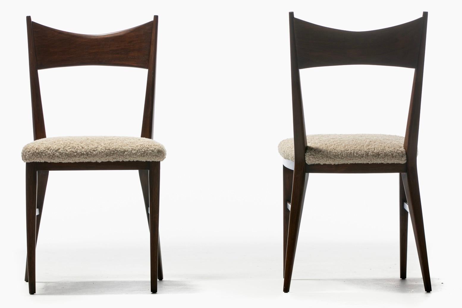 Paar Paul McCobb Beistellstühle aus der Mitte des Jahrhunderts mit Gestell aus Nussbaumholz und Bouclé-Sitzen im Zustand „Gut“ im Angebot in Saint Louis, MO