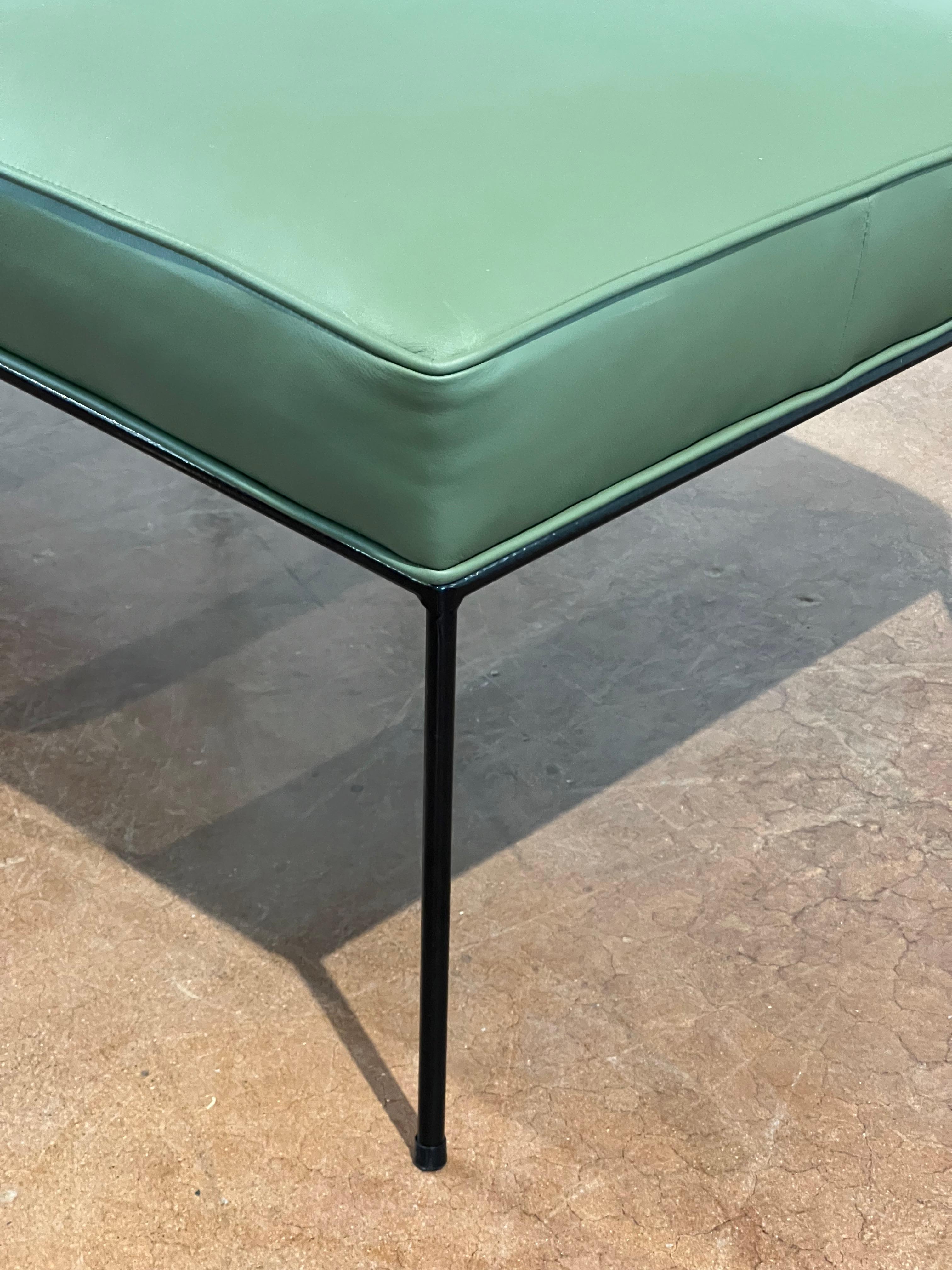 Américain Paire d'ottomans Paul McCobb en cuir vert en vente