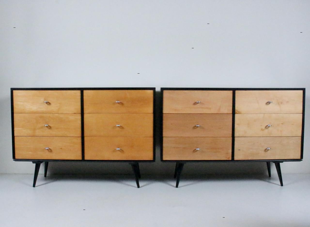 Paire de commodes à six tiroirs en érable et noir du groupe Paul McCobb, années 1950. Elle présente le design modulaire classique de Paul McCobb avec quatre formes rectangulaires, dont deux caisses rectangulaires émaillées noires modèle 1509, un