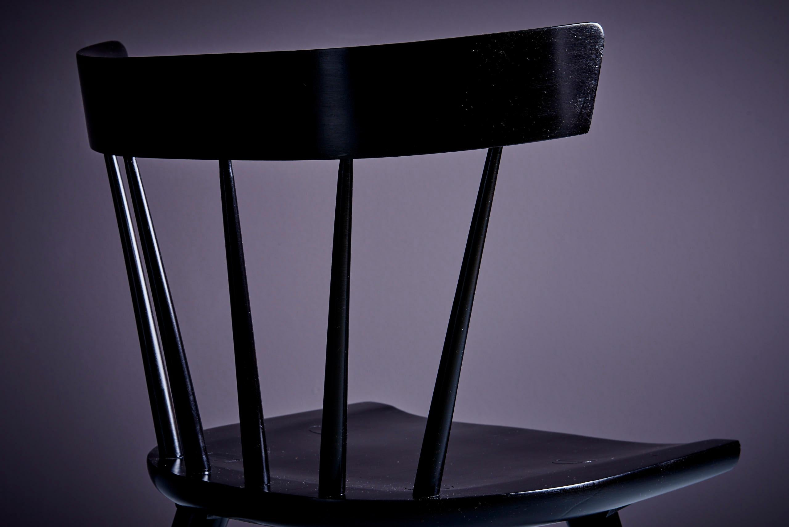 Milieu du XXe siècle Paire de chaises à dossier en fuseau en érable teinté noir de Paul McCobb Planner Group   en vente