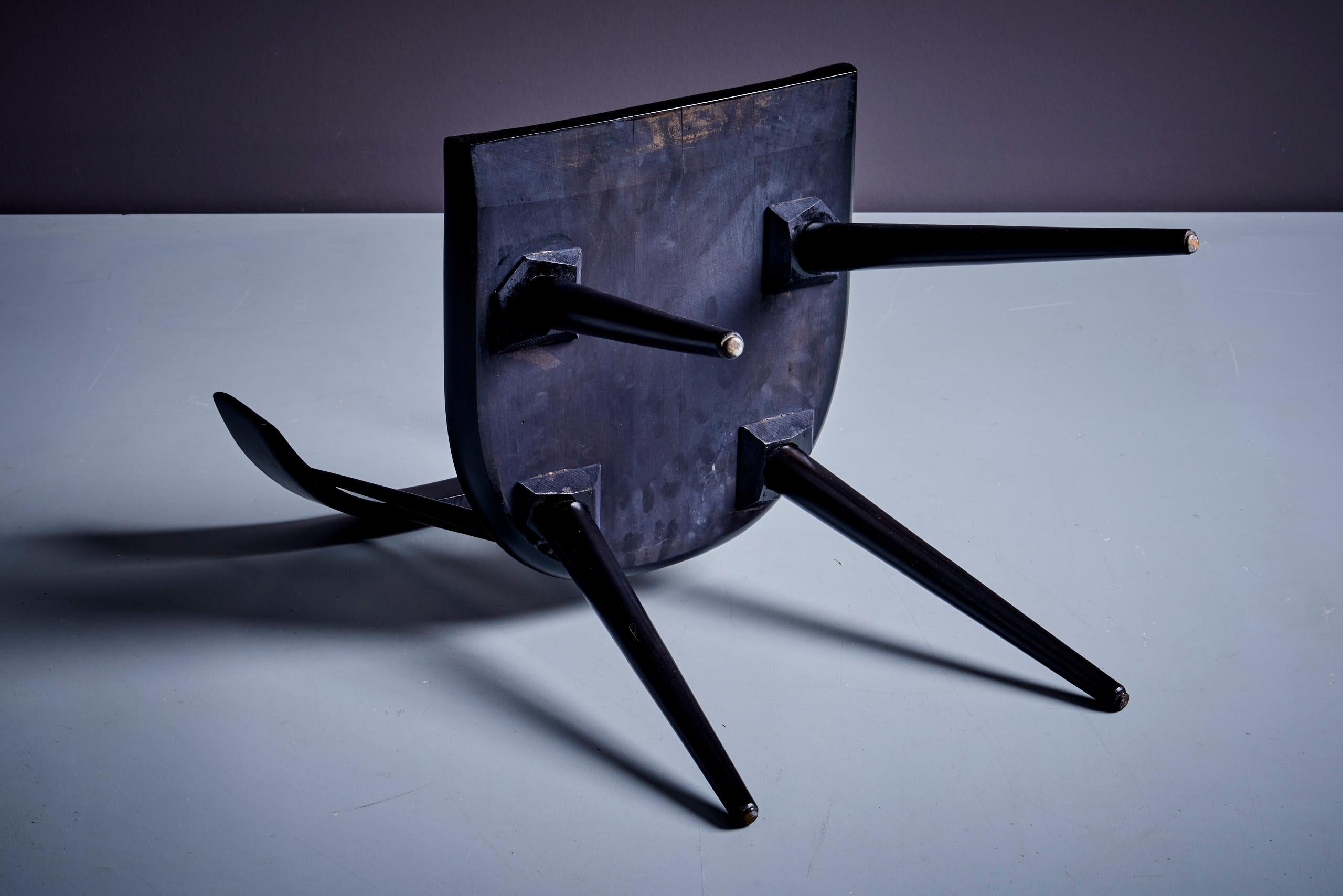 Érable Paire de chaises à dossier en fuseau en érable teinté noir de Paul McCobb Planner Group   en vente