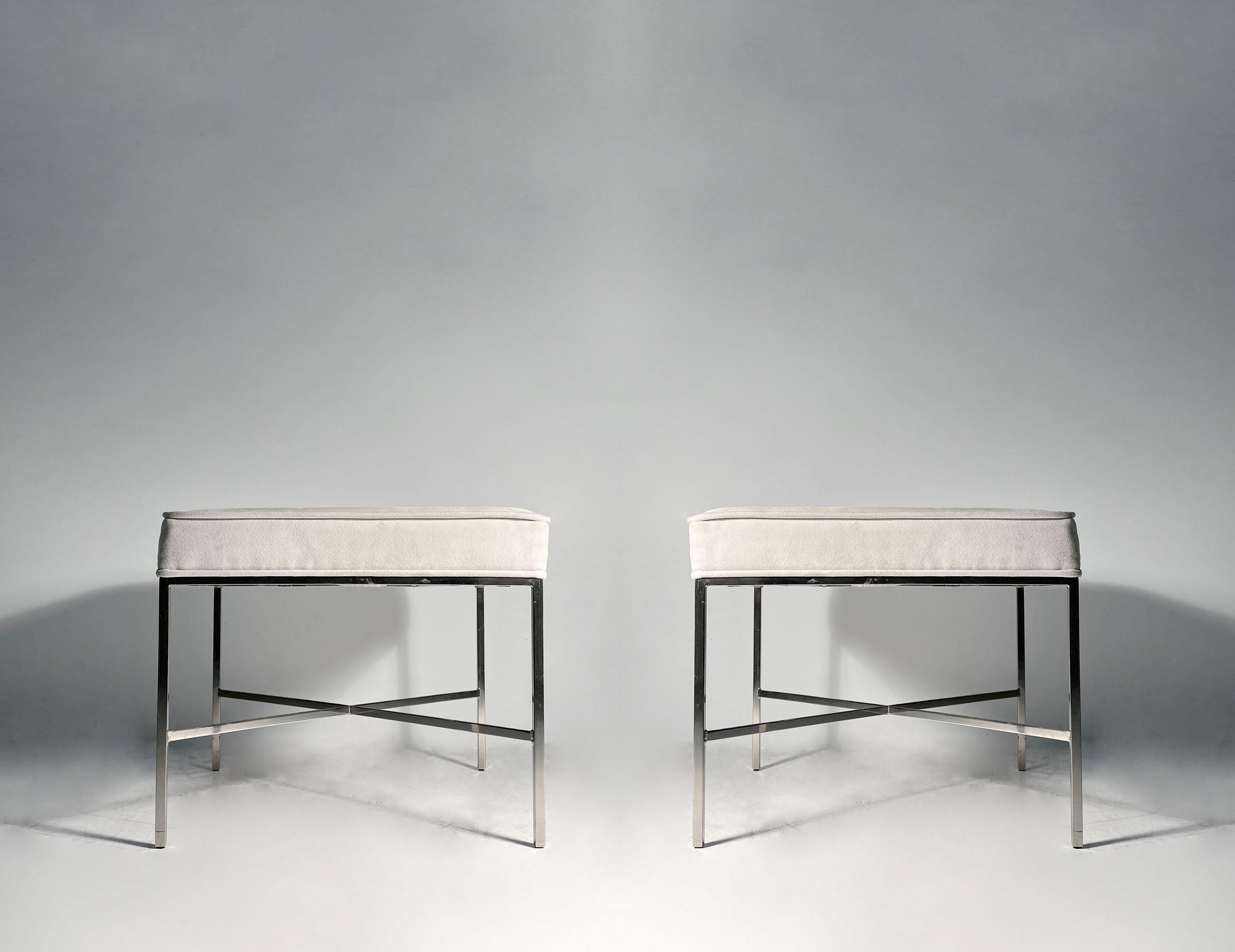 Coppia di sgabelli Paul McCobb prodotti da Restoration Hardware

In alcune aree è presente una leggera ruggine che dovrebbe essere eliminata con un po' di attenzione. (mostrato in 1 foto).

Tappezzeria originale. È meglio prevedere di