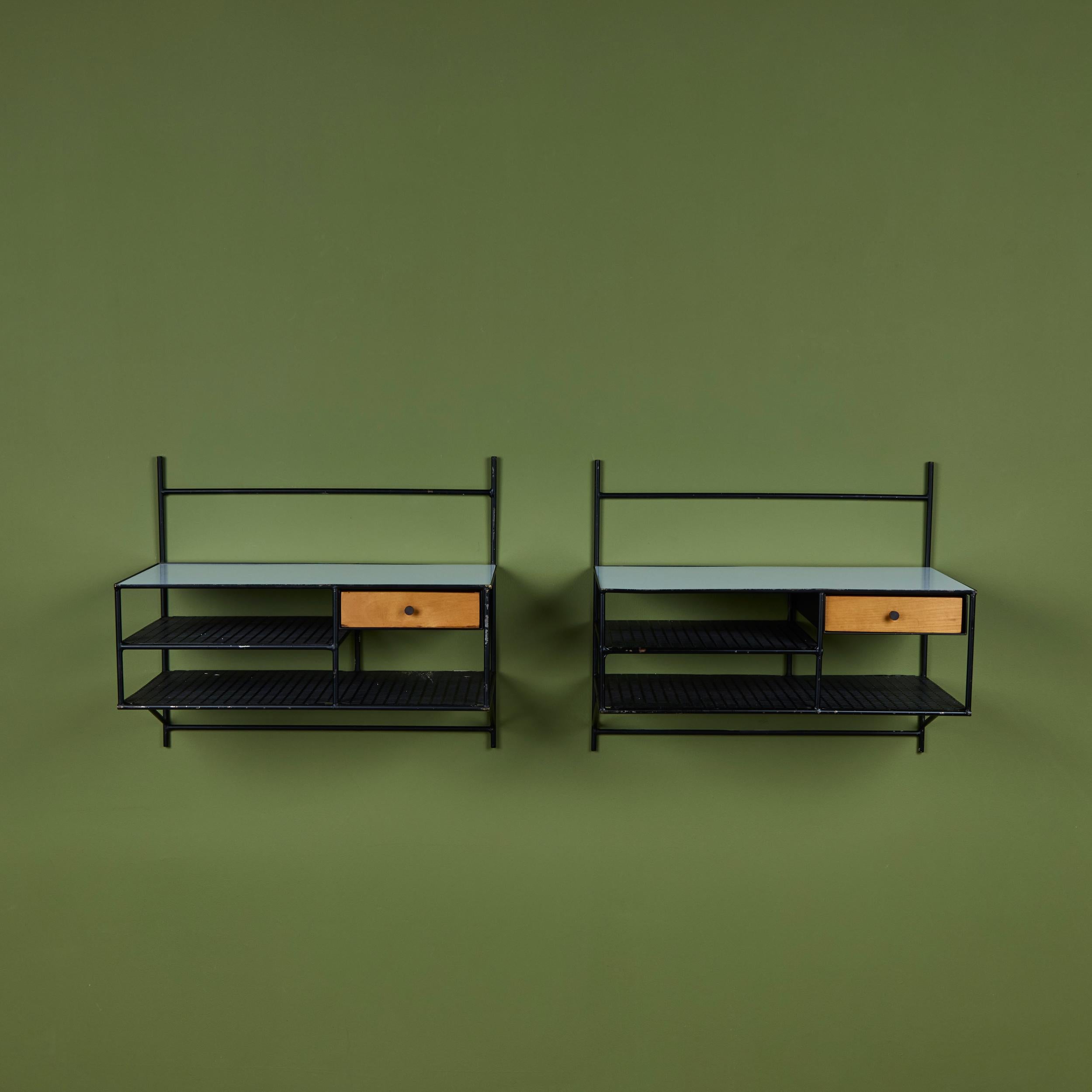 Paire de tables de nuit à fixation murale de Paul McCobb pour Bryces Originals Bon état - En vente à Los Angeles, CA